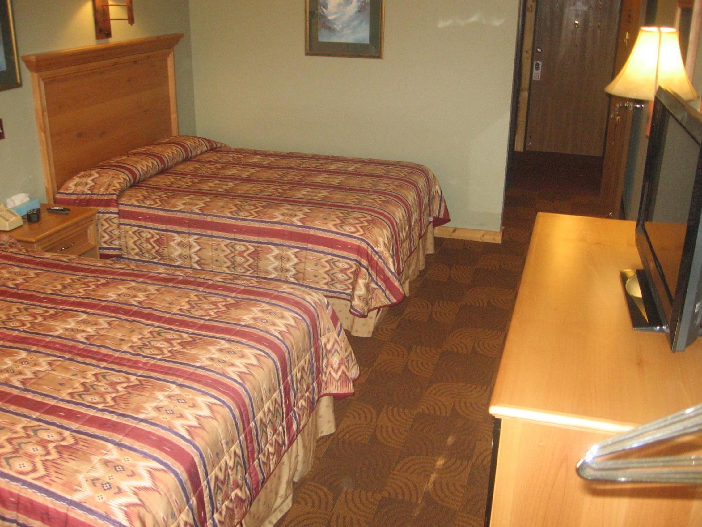 Queen Room with Two Queen Beds photo 3