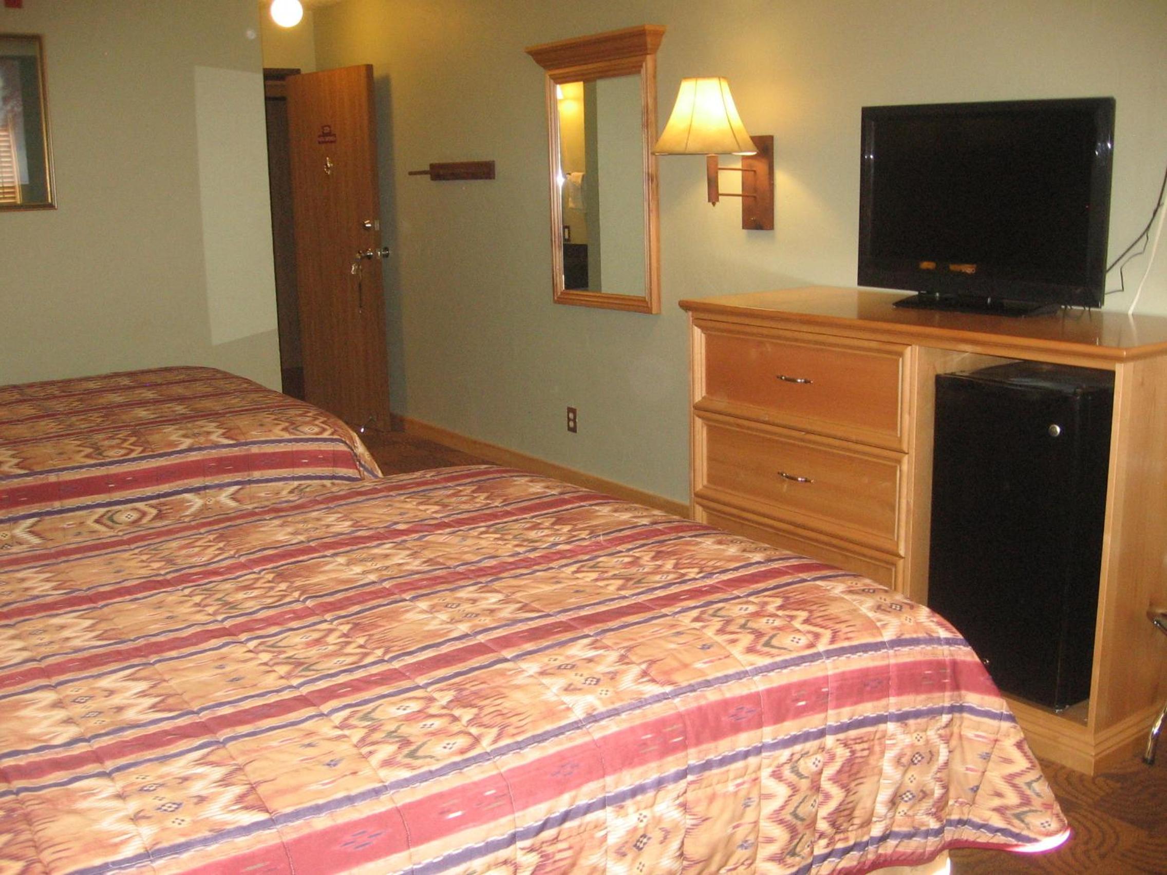 Queen Room with Two Queen Beds photo 1