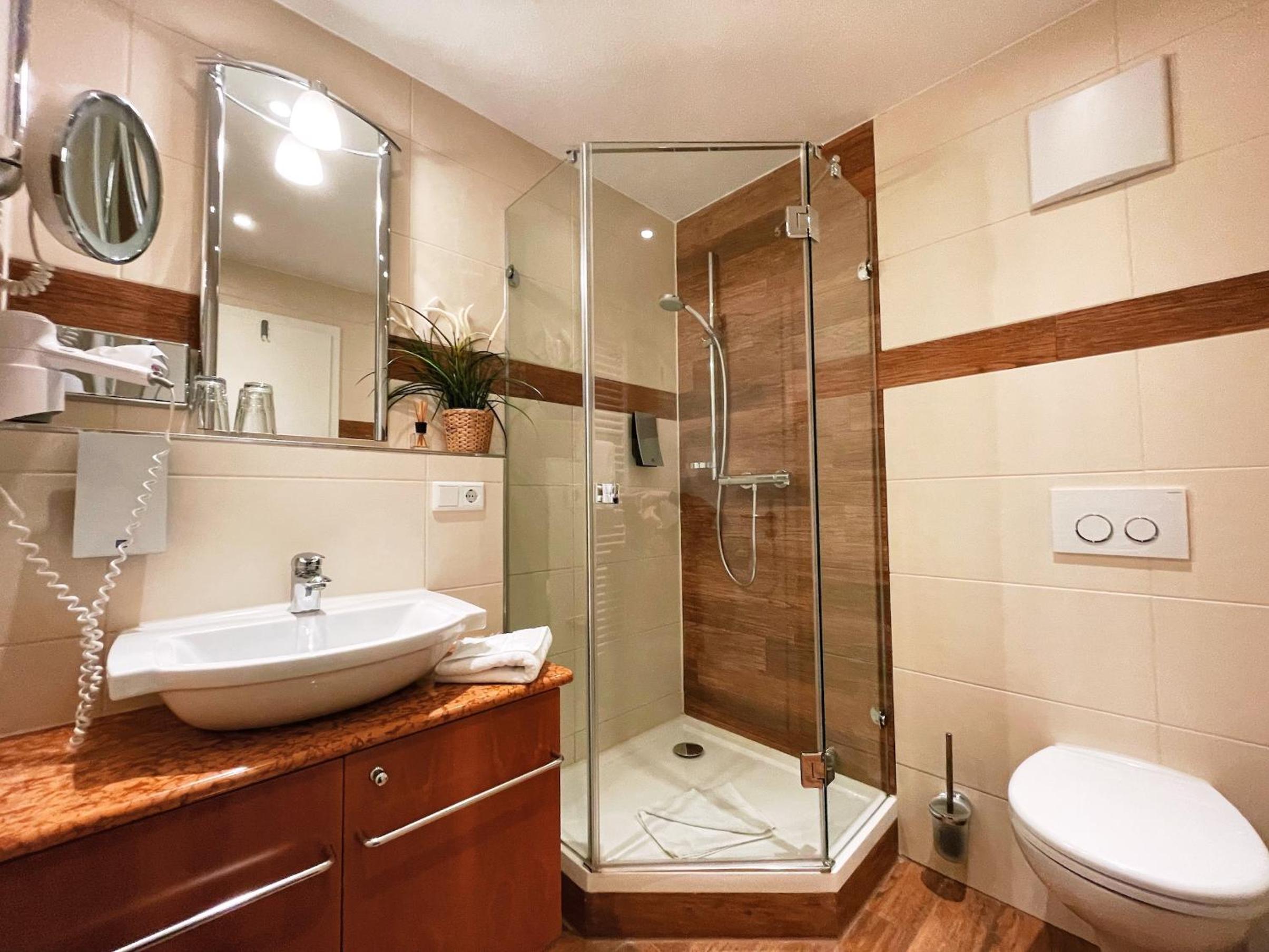 Double Room with Private Bathroom - Photo 6