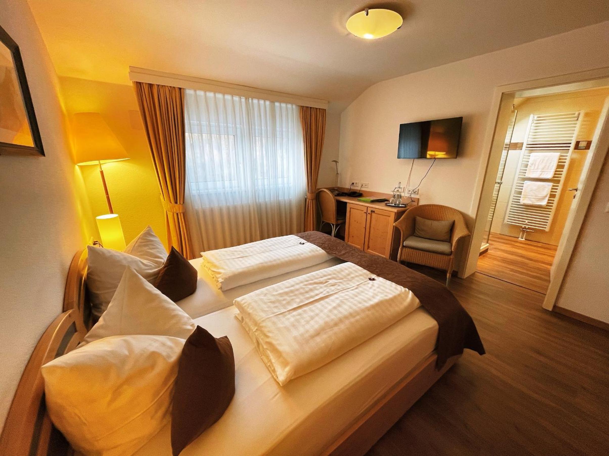 Double Room with Private Bathroom - Photo 5