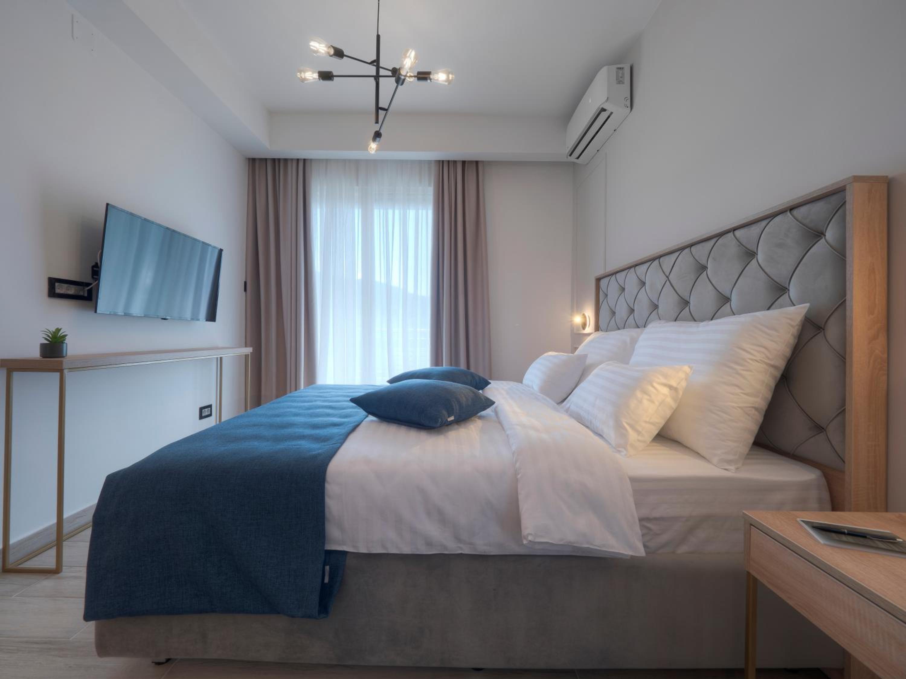 Deluxe Double Room - Photo 8