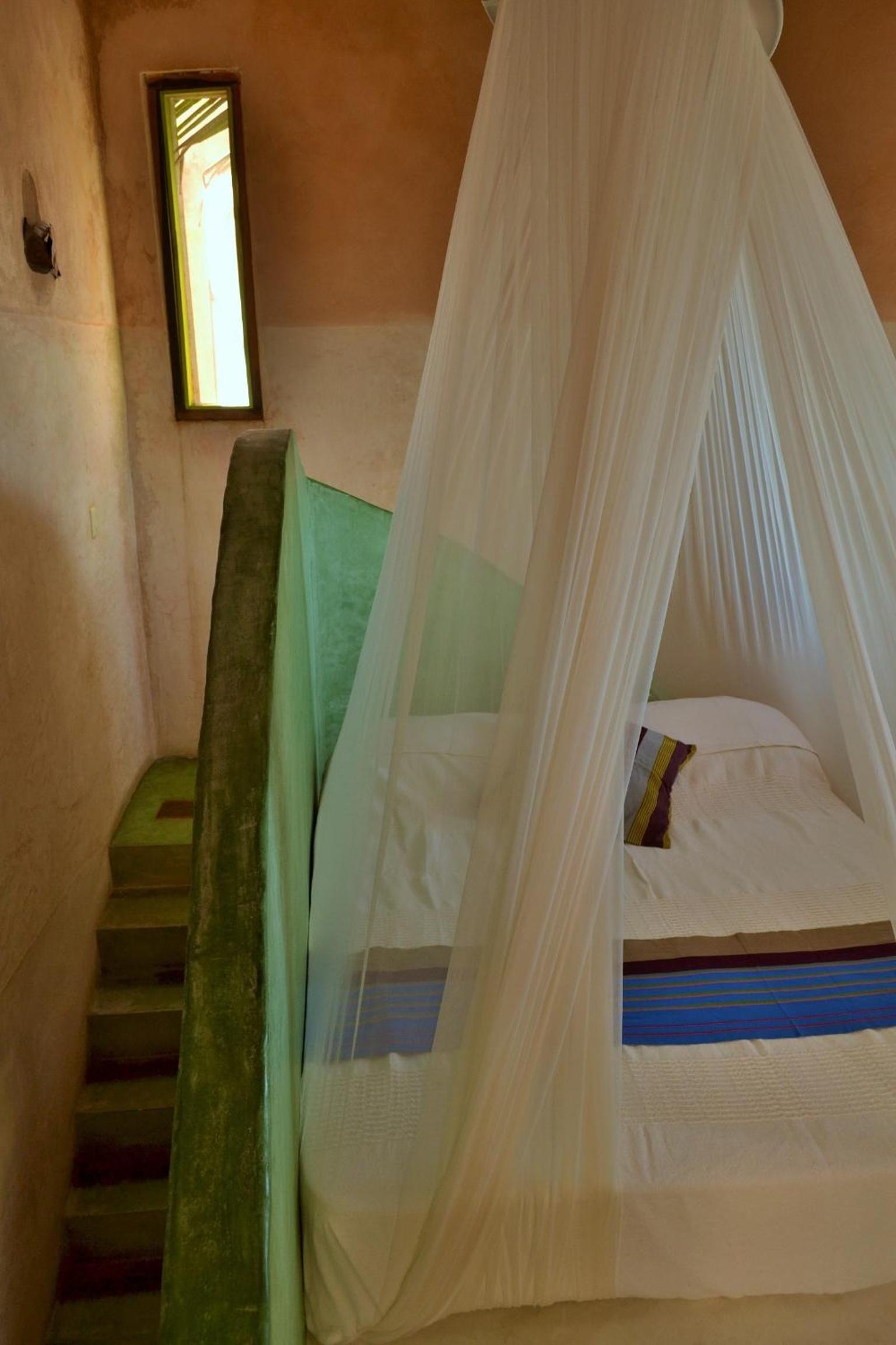 Room with Partial Ocean View 1 king bed and 1 double bed  - Photo 7