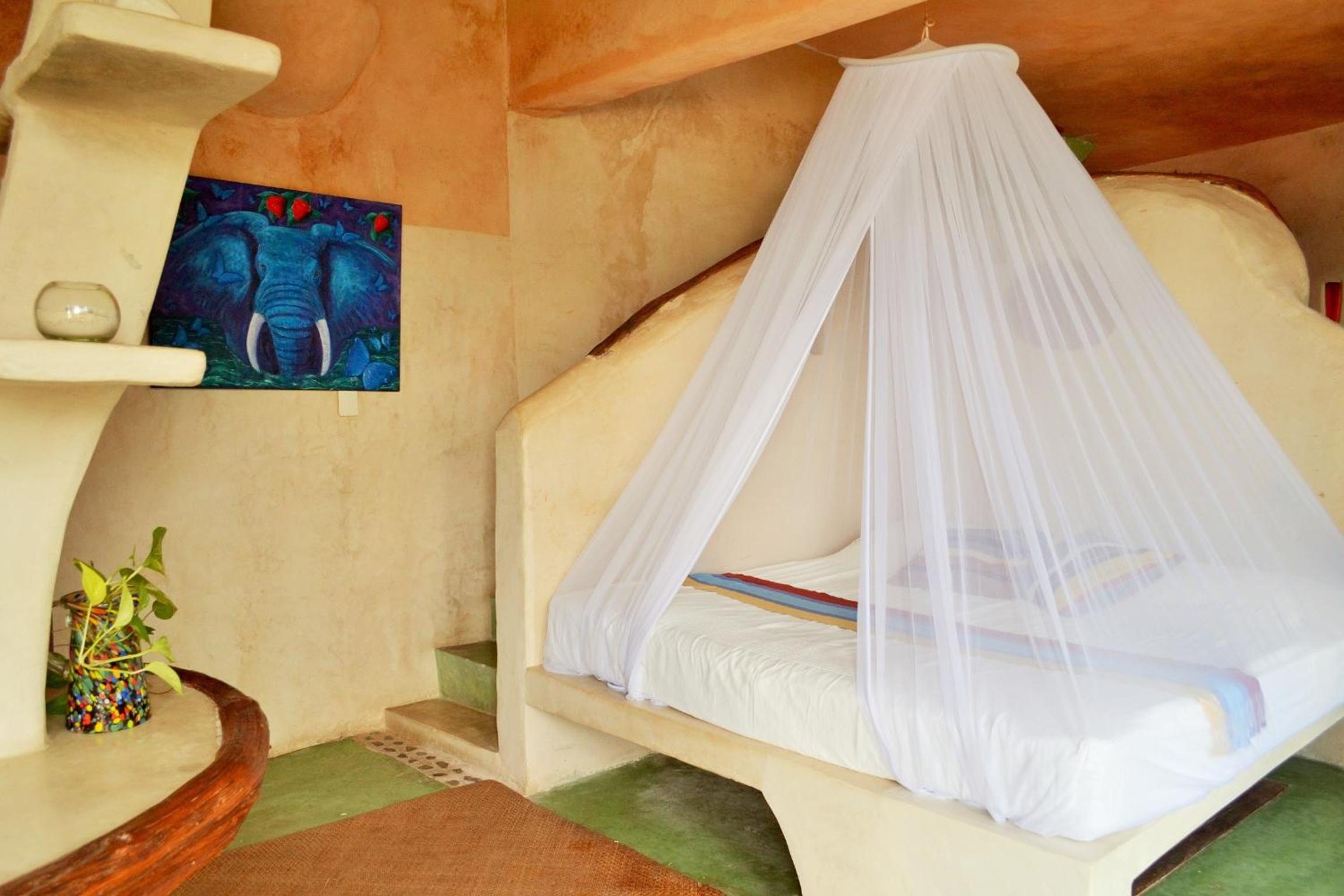 Room with Partial Ocean View 1 king bed and 1 double bed  - Photo 8