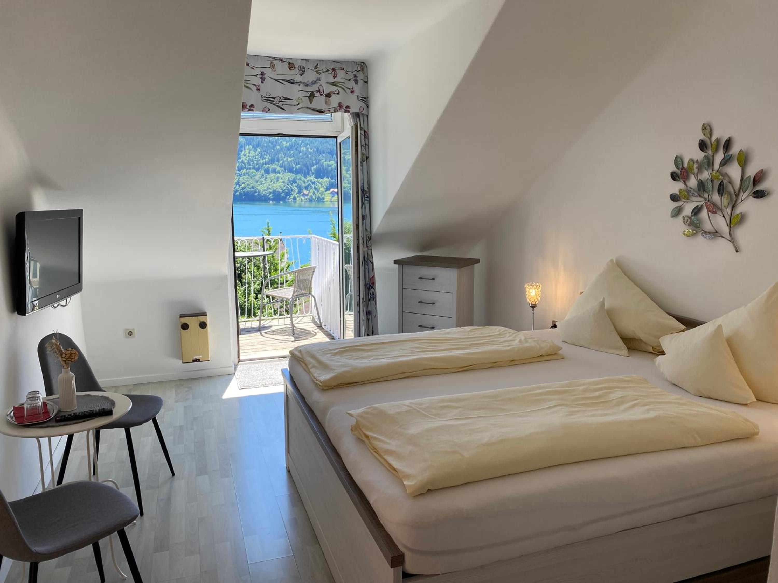 Double Room with Balcony and Lake View - Photo 3