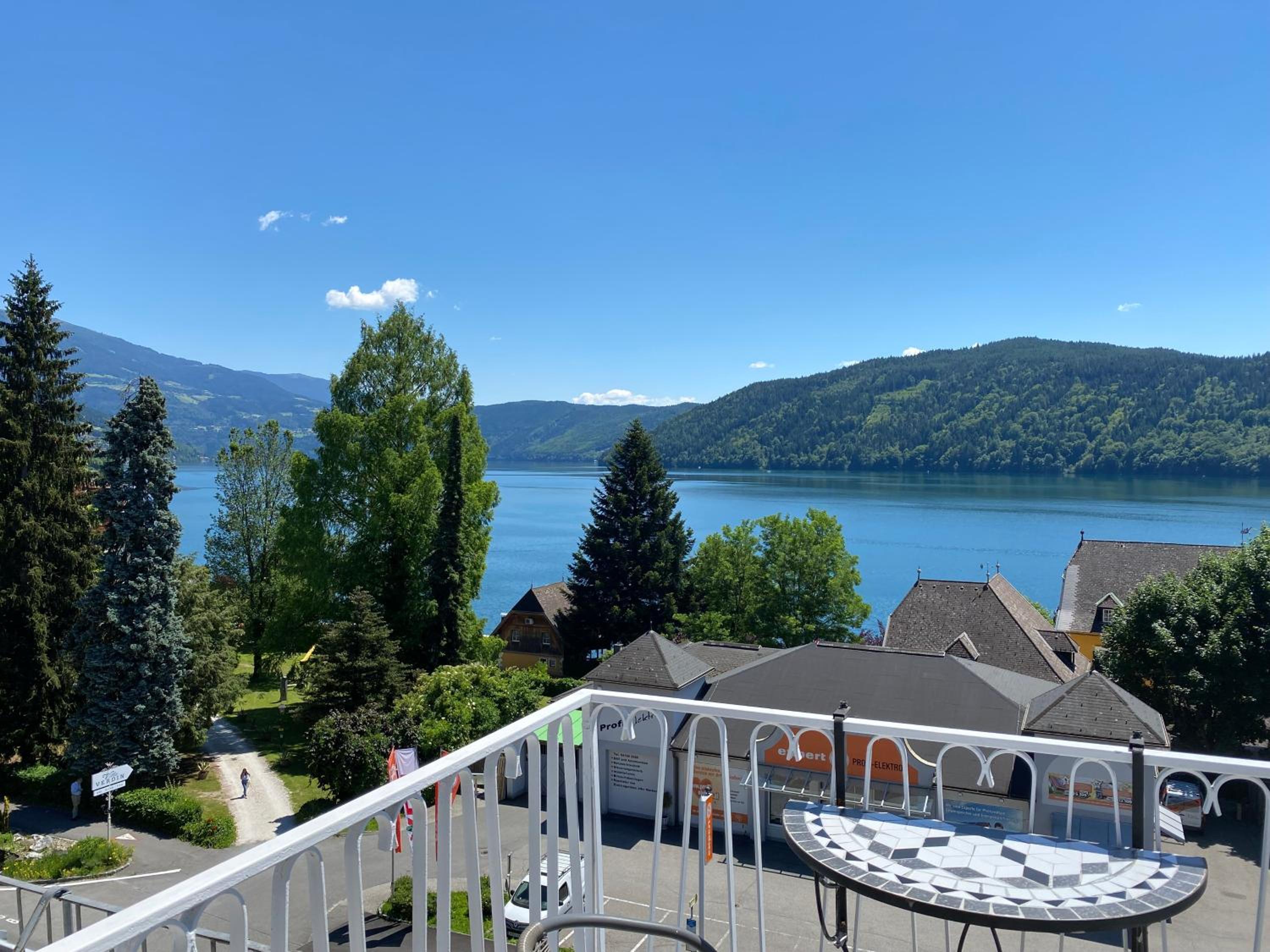 Double Room with Balcony and Lake View - Photo 5