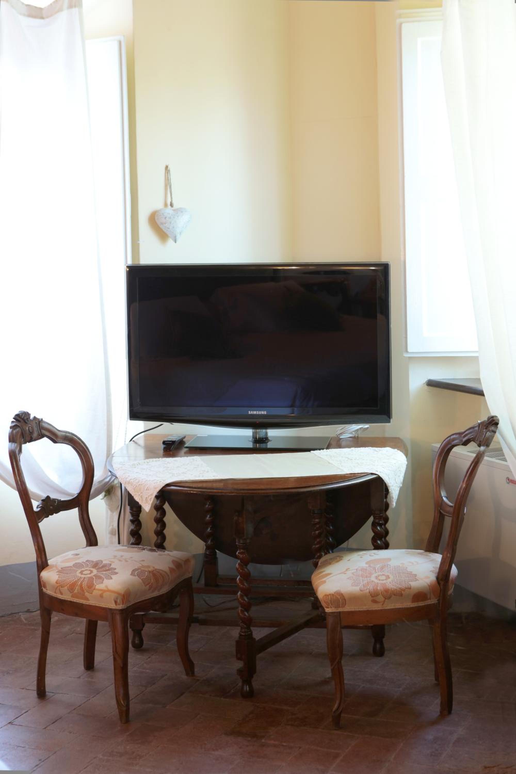 Deluxe King Suite - Photo 4