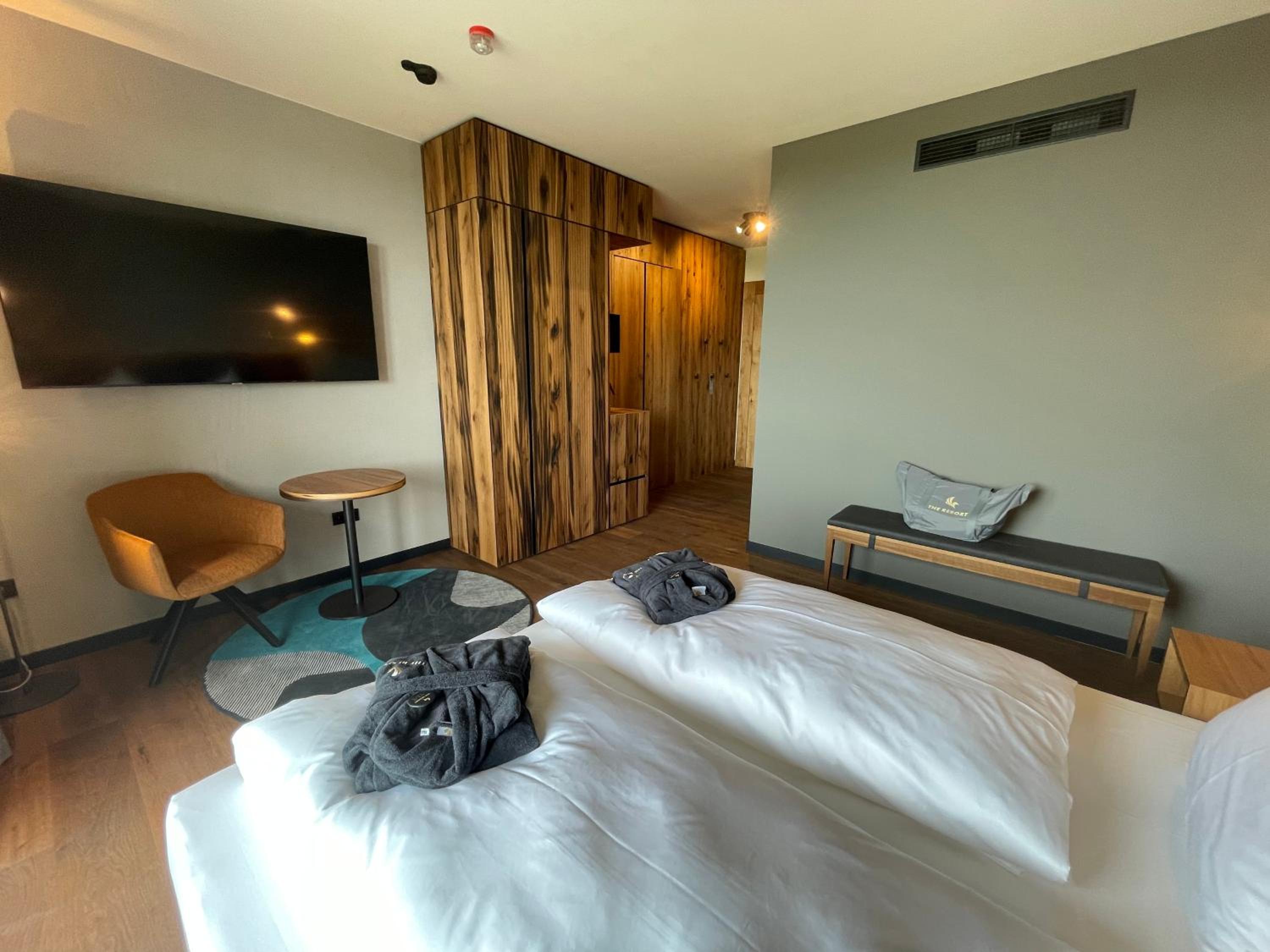 King Room with Roll-In Shower - Disability Access photo 2