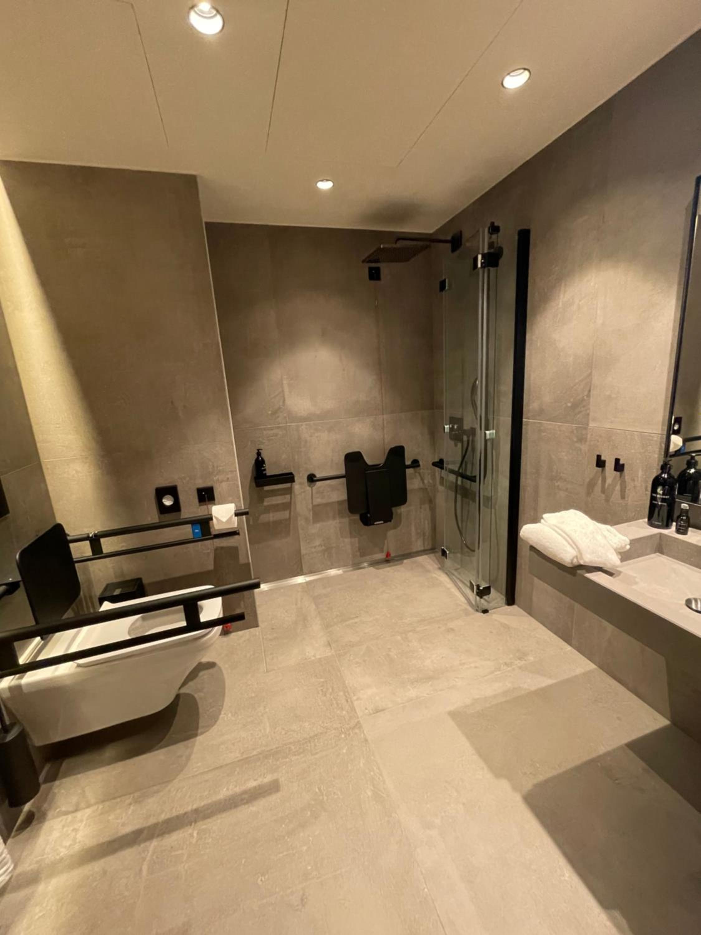 King Room with Roll-In Shower - Disability Access photo 3