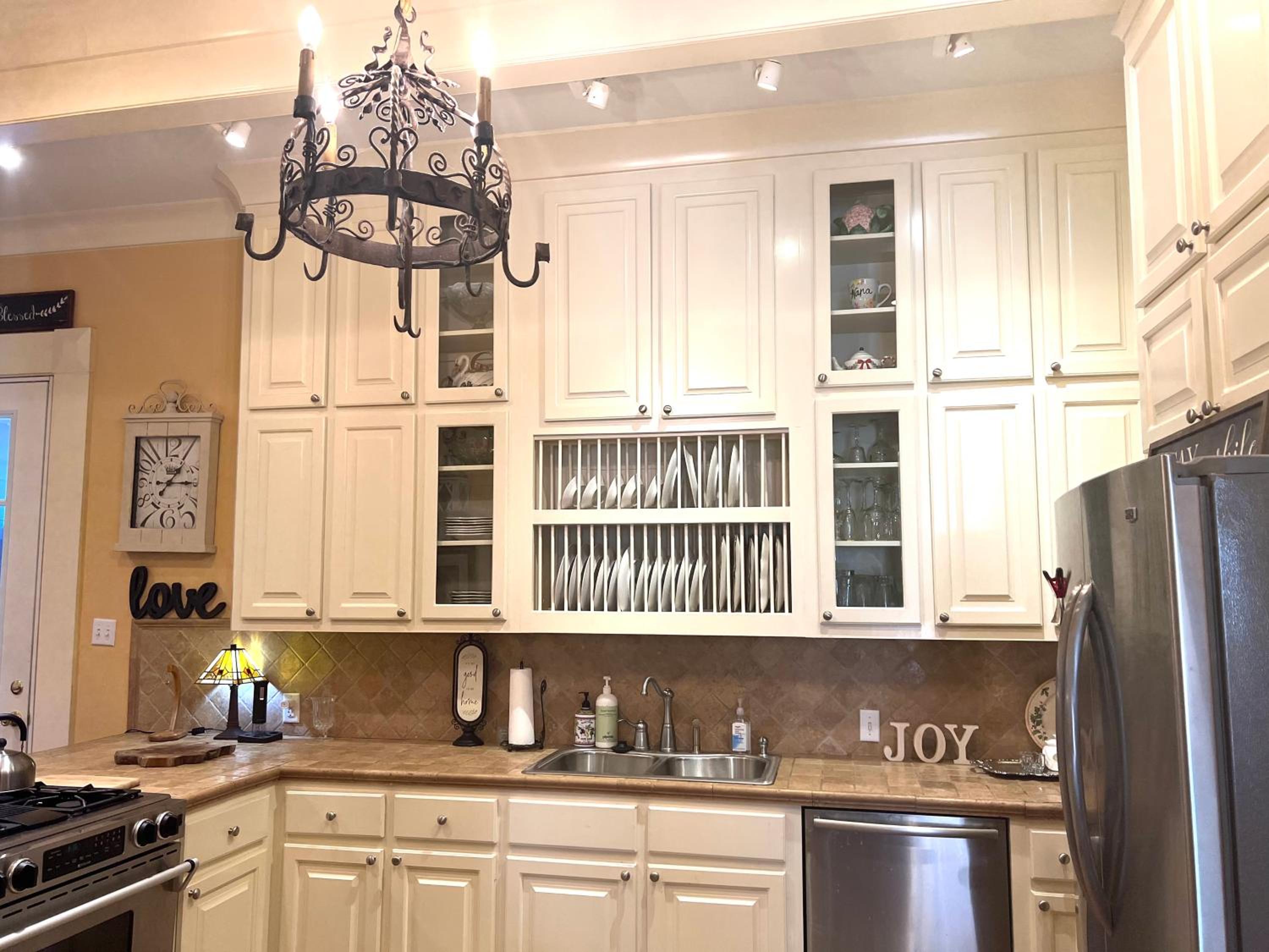 Deluxe Queen Suite - Photo 12