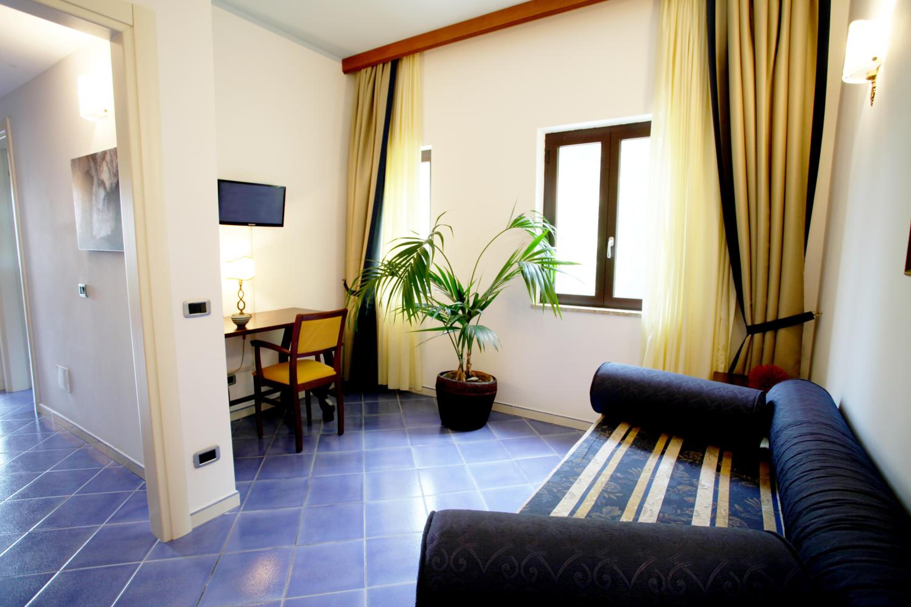 Suite with Terrace - Photo 2