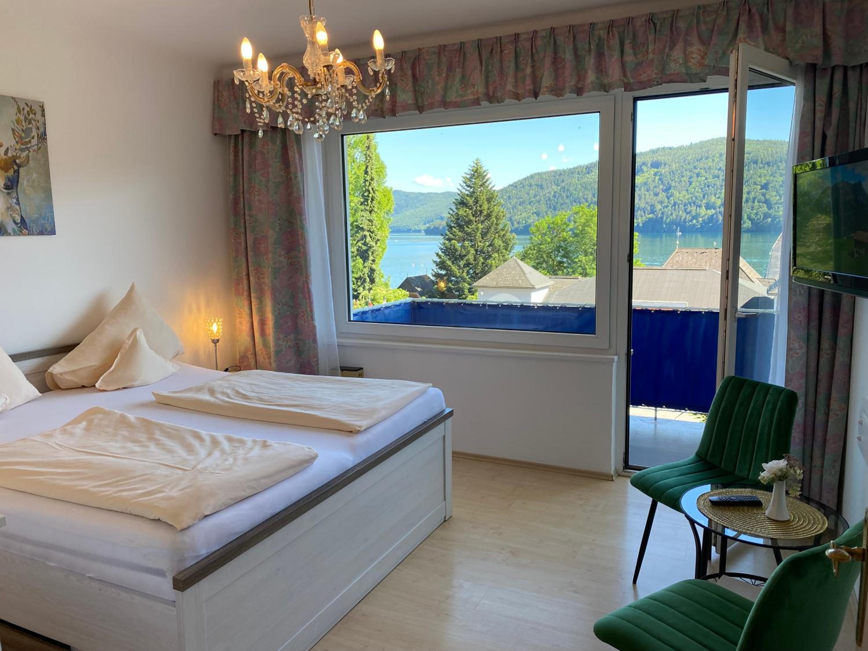 Large Double Room with Lake View - Photo 3