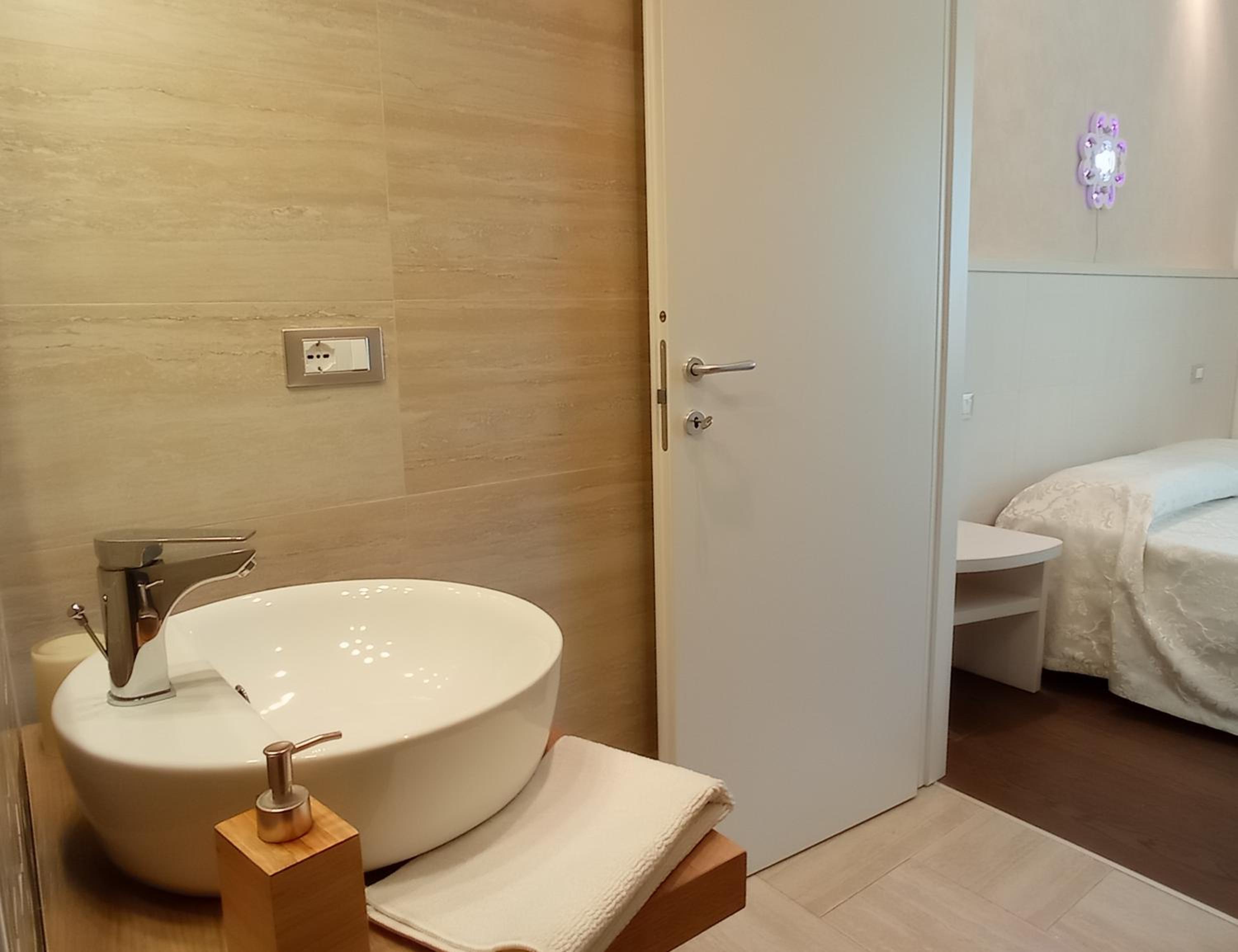 Double Room with Pool View - Photo 5