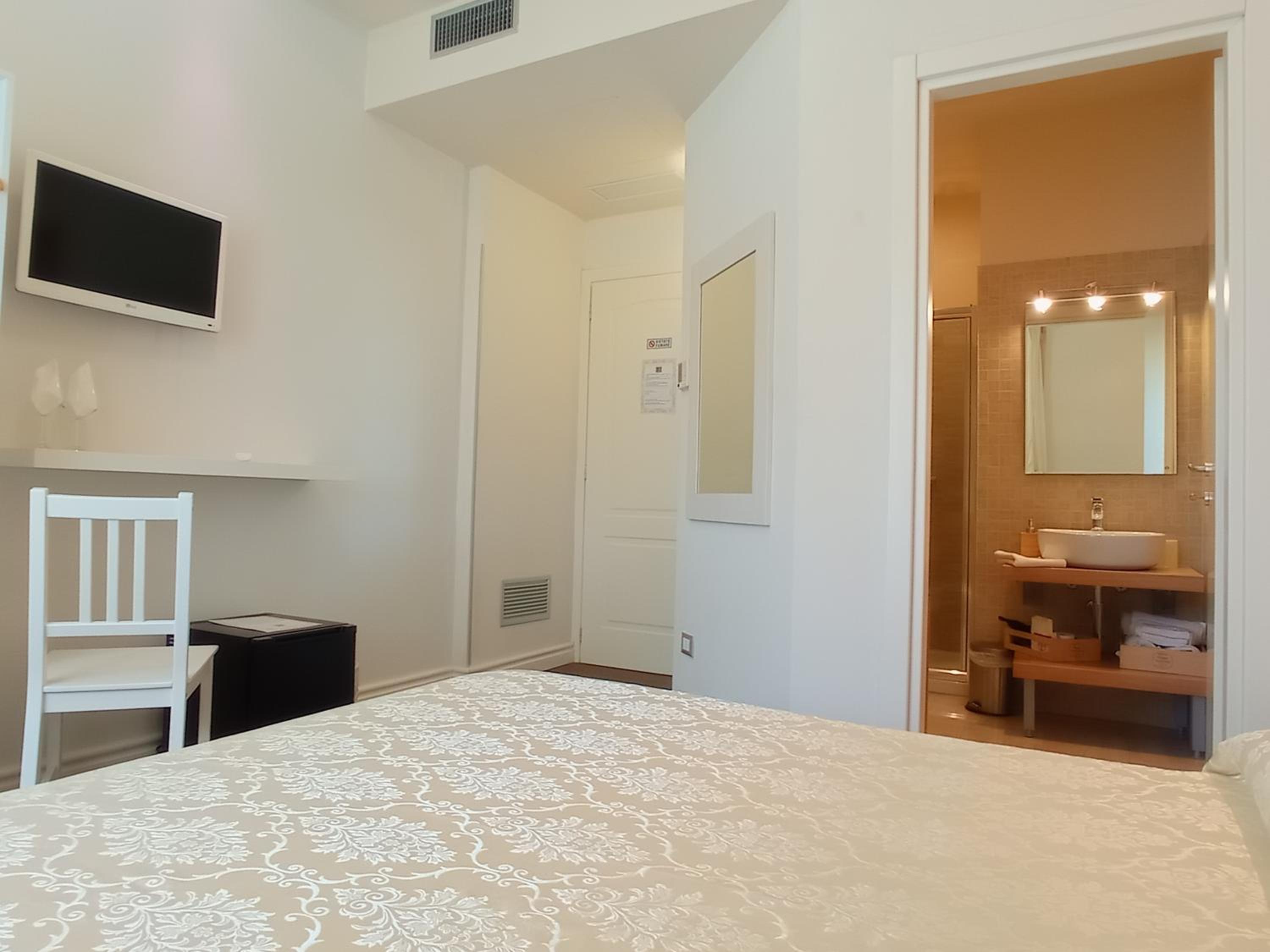 Double Room with Pool View - Photo 9
