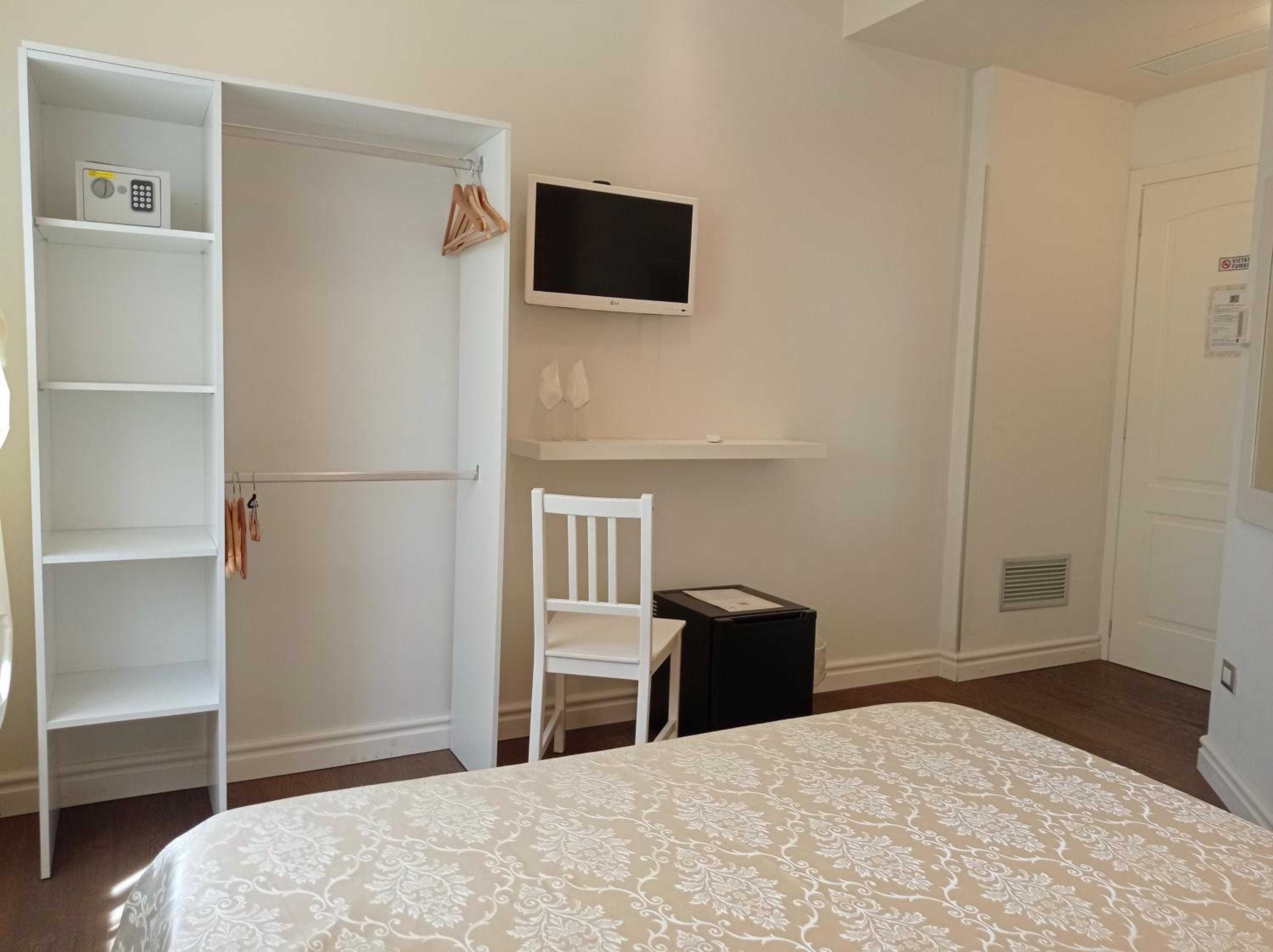Double Room with Pool View - Photo 11