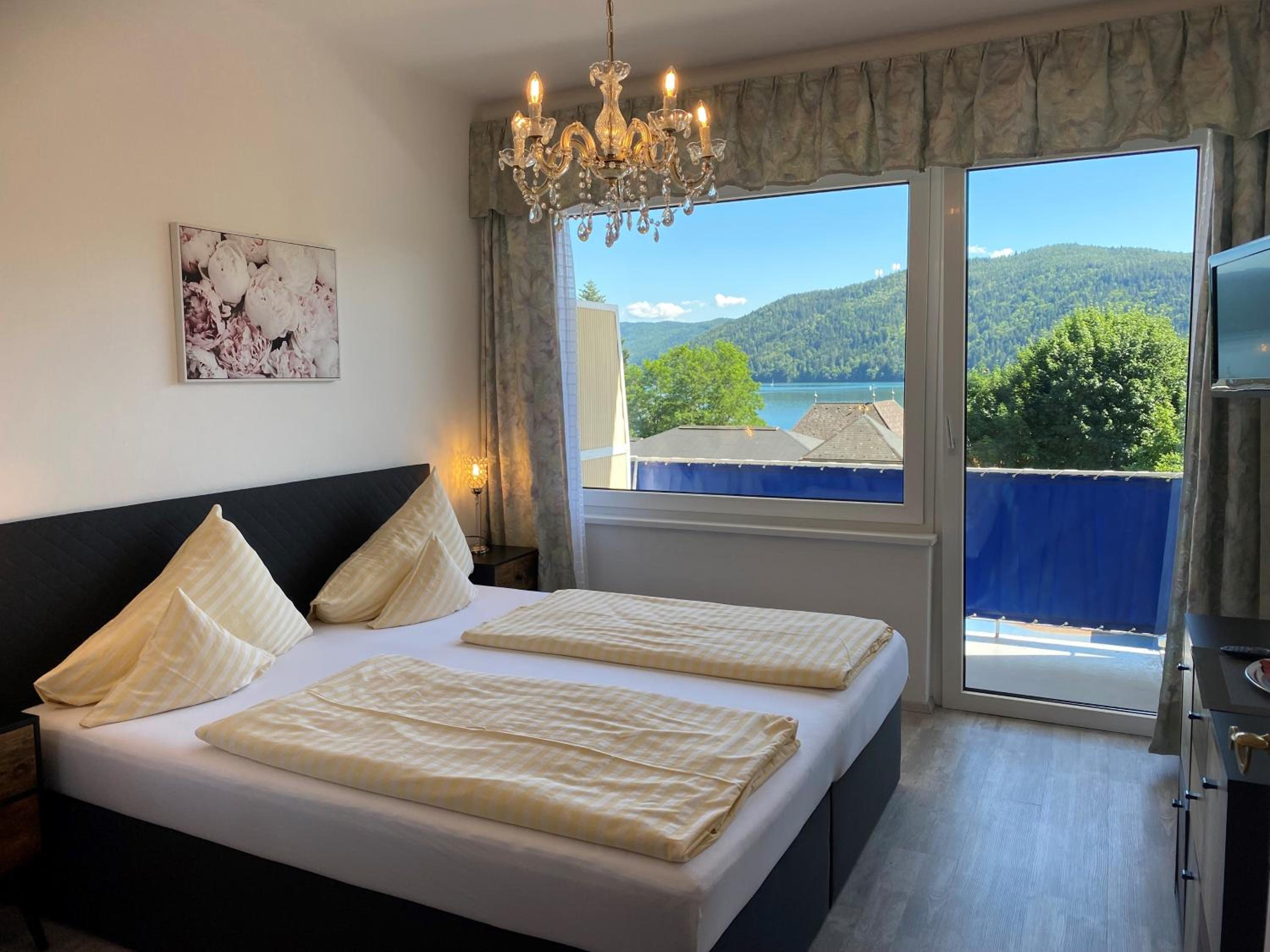 Double Room with Balcony and Lake View - Photo 6
