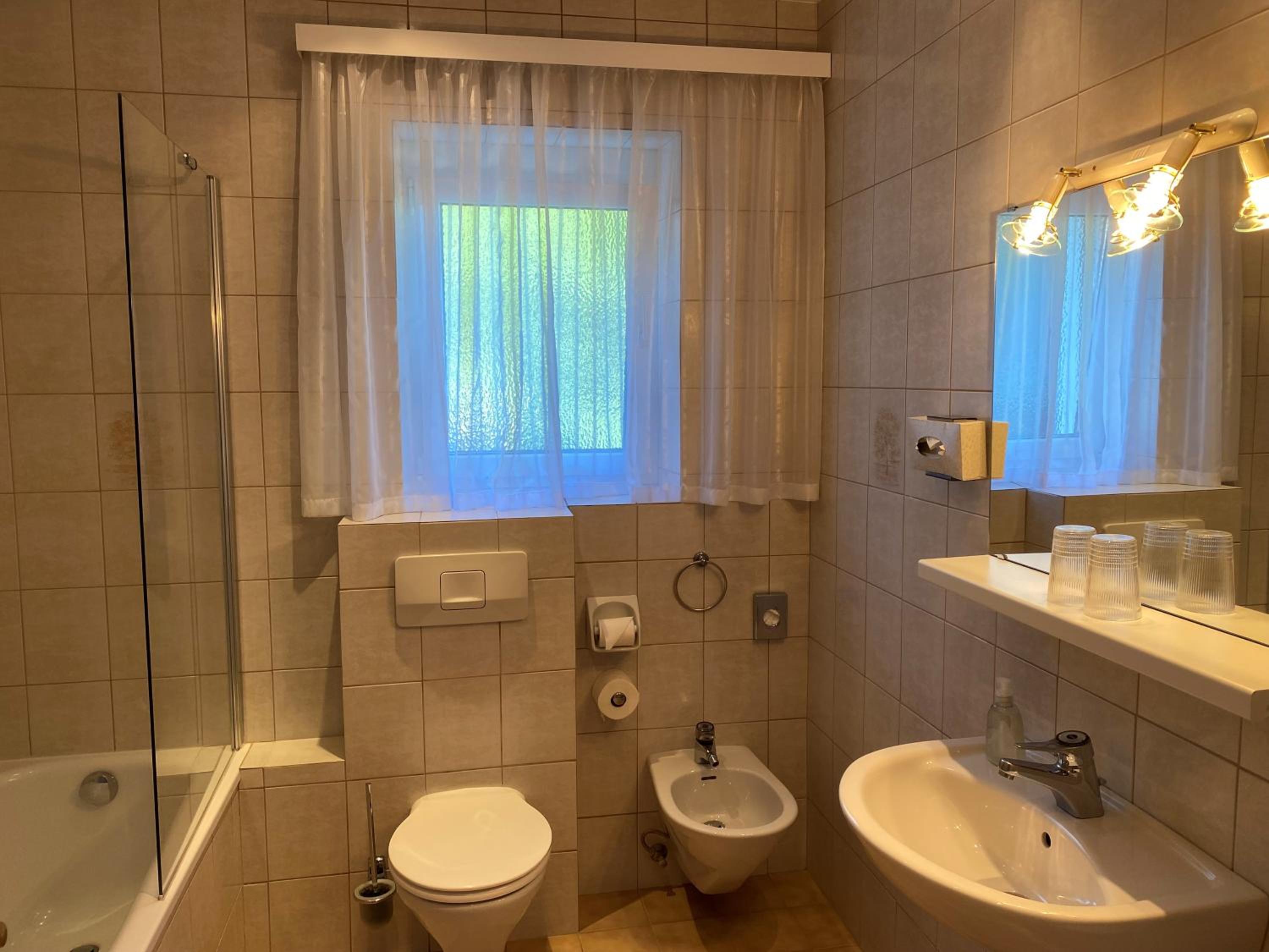 Large Double Room with Lake View - Photo 5