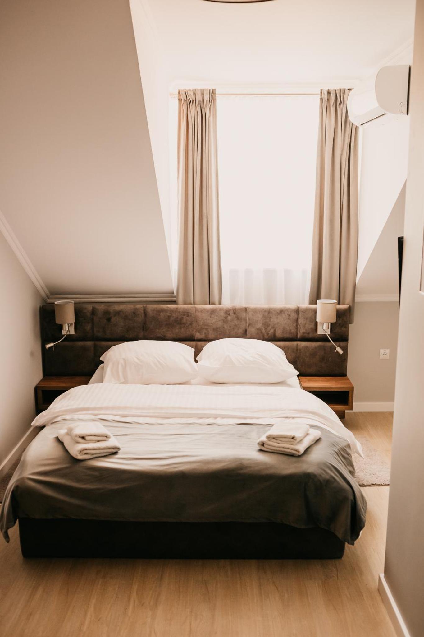 Double Room - Photo 6