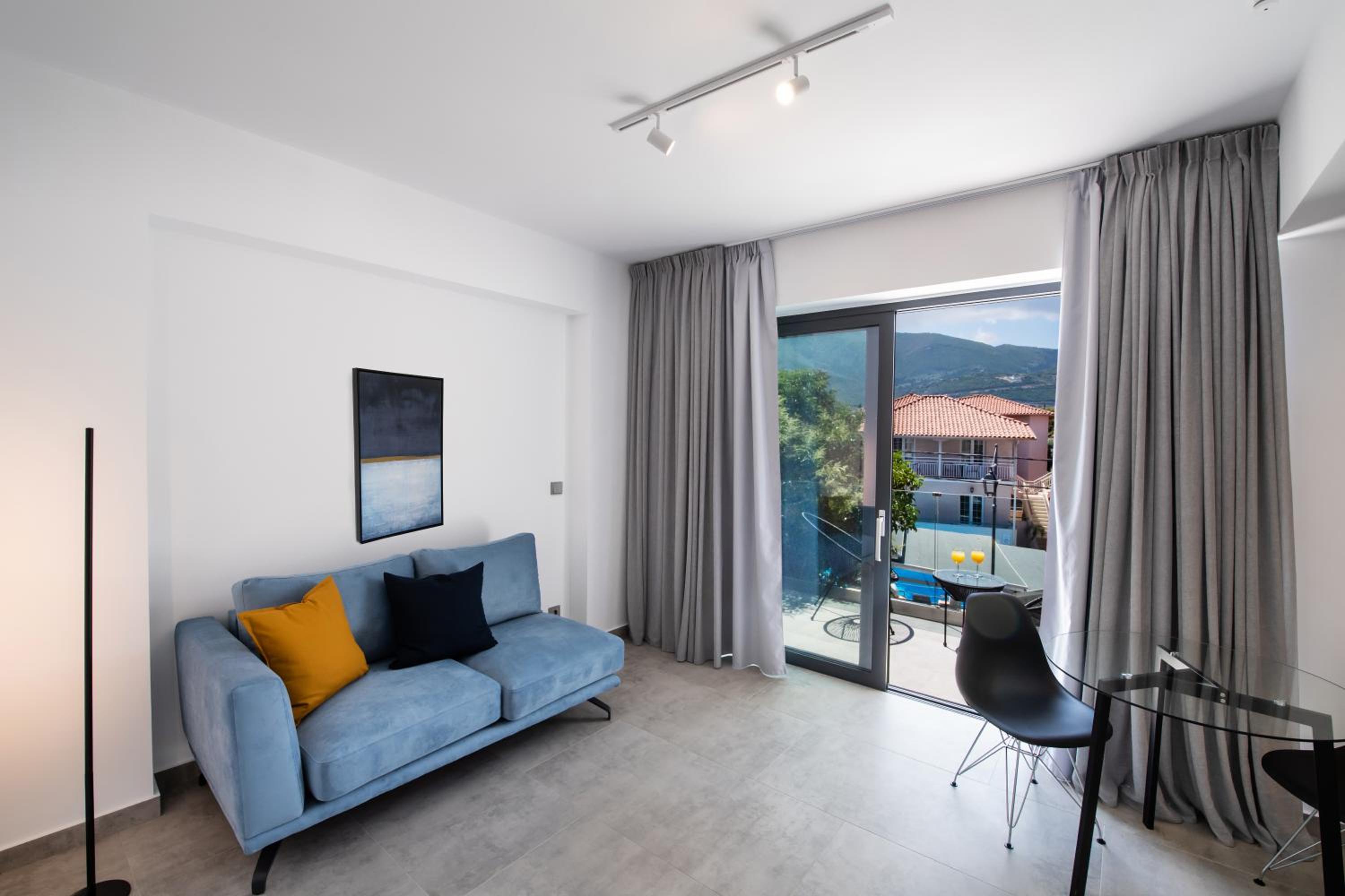 Apartment with Mountain View