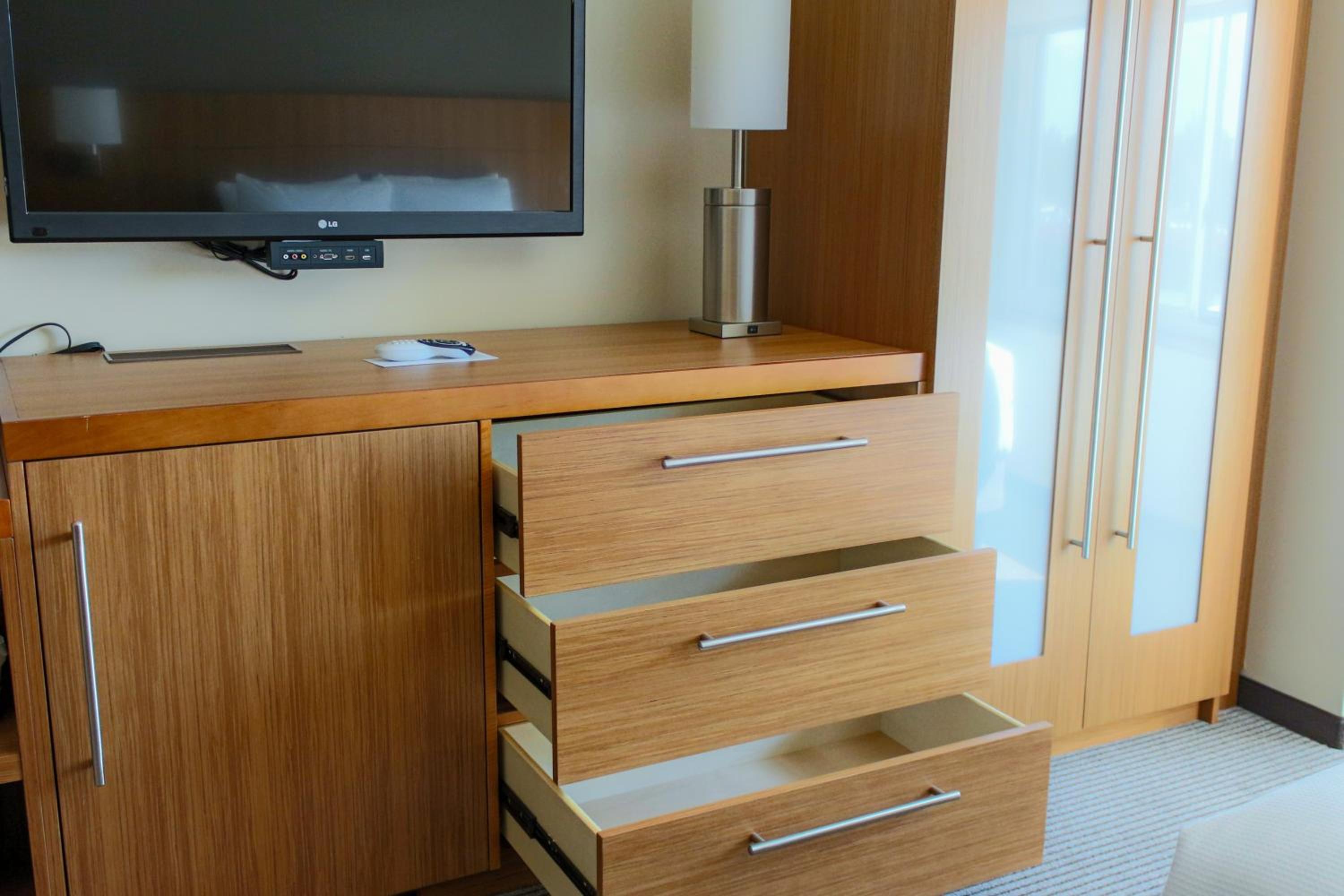 King Room with Sofa Bed - High Floor thumbnail 5