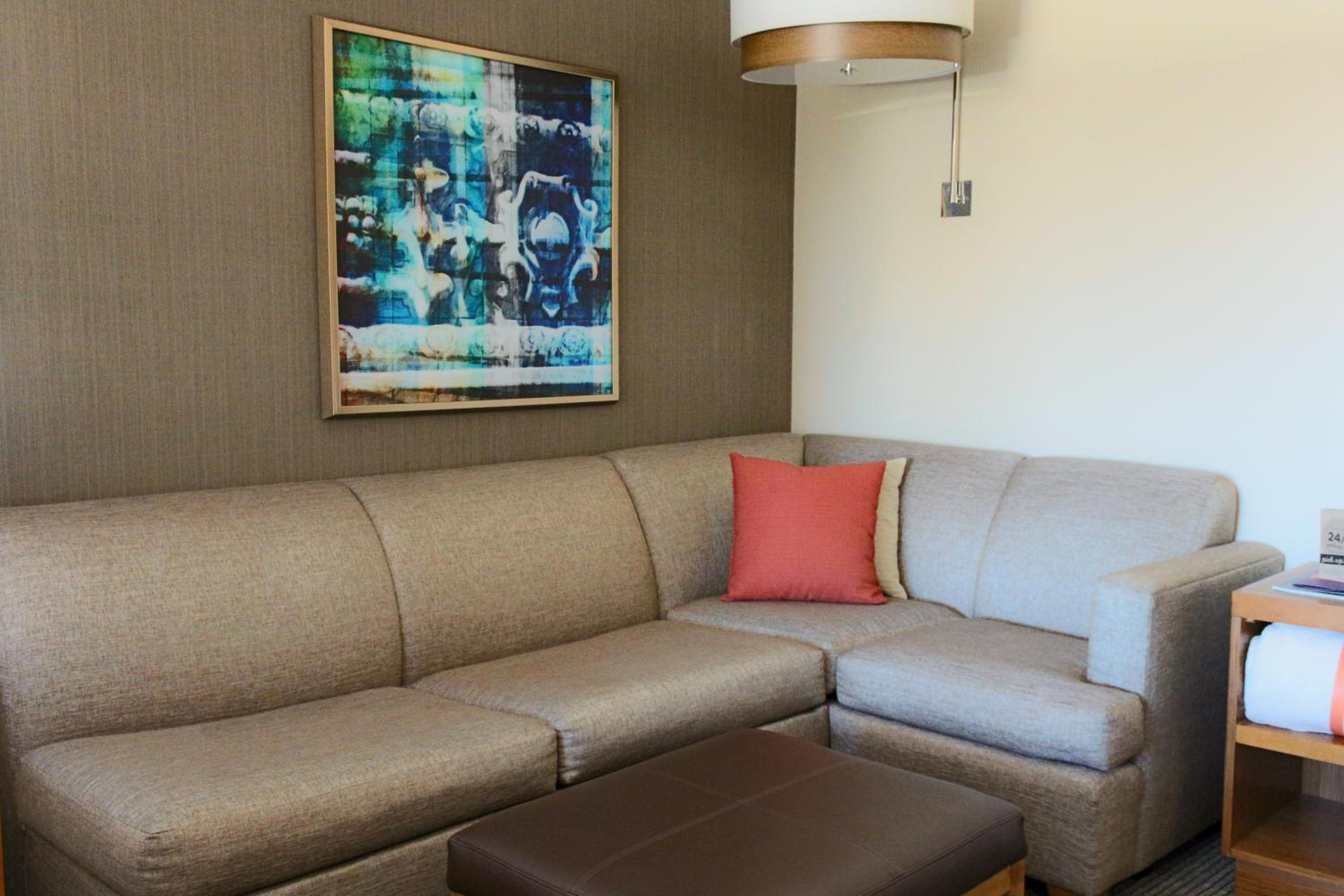 Queen Room with Two Queen Beds and Sofa Bed - High Floor thumbnail 5