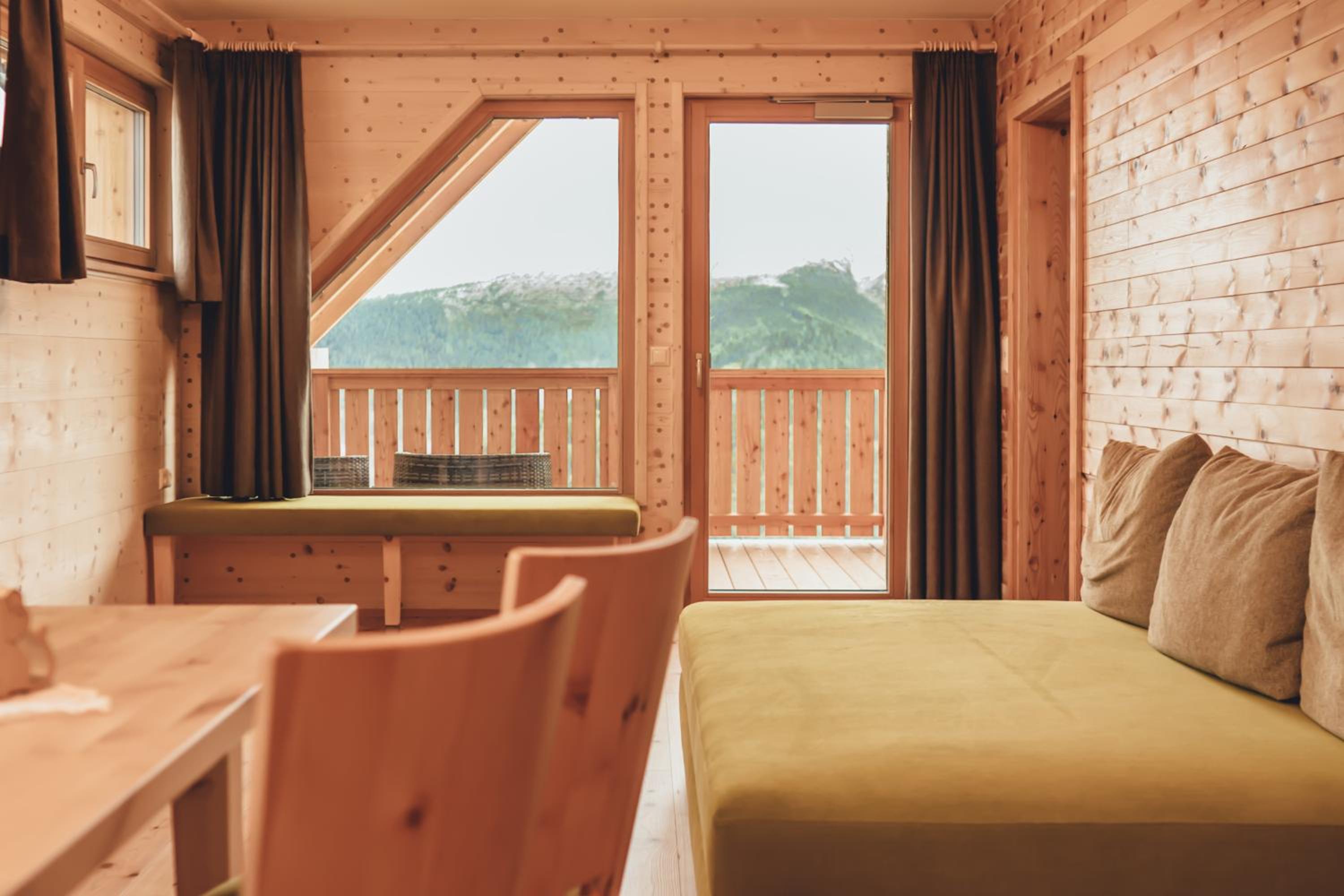 Apartment with Mountain View - Photo 3