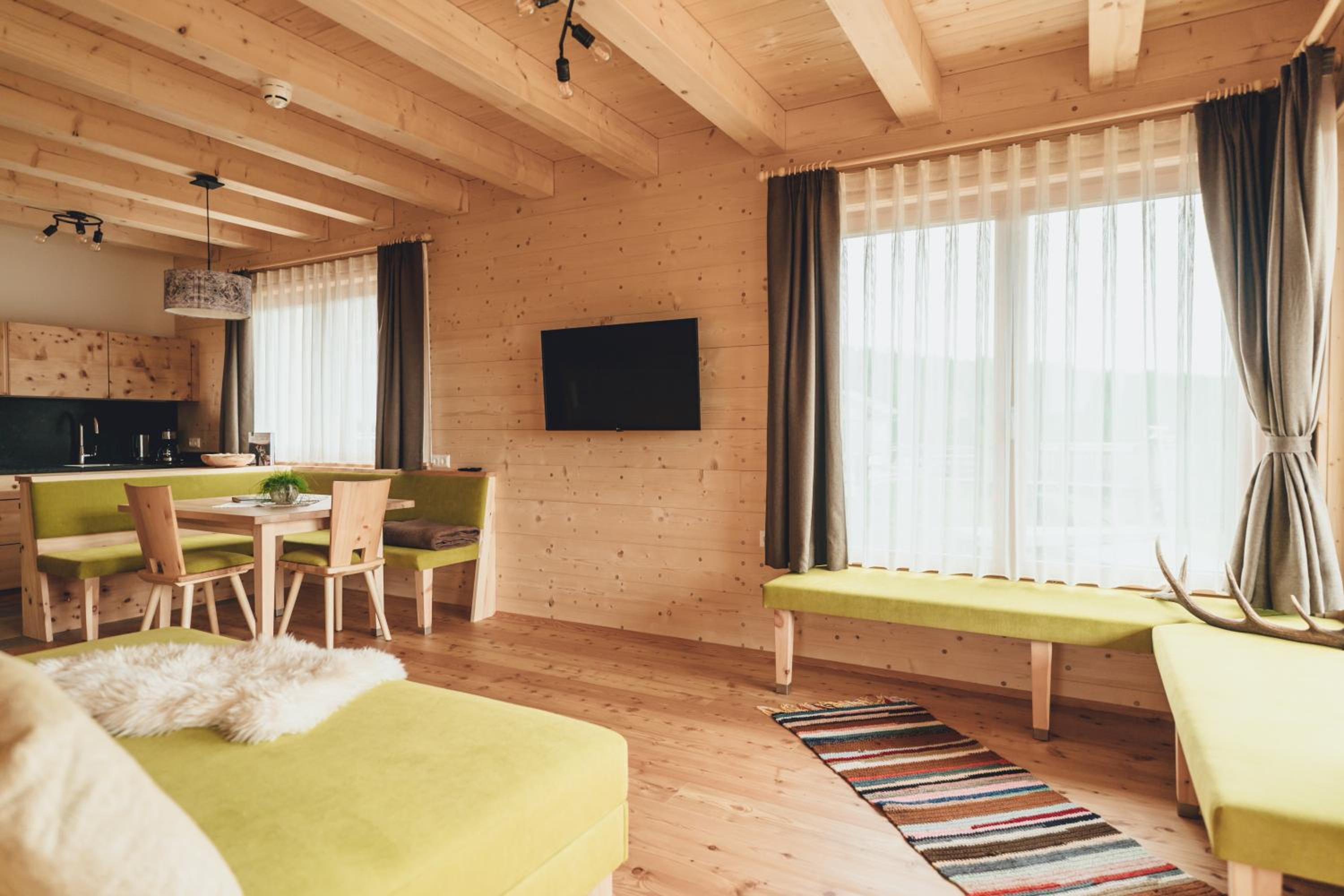 Apartment with Balcony - Photo 5