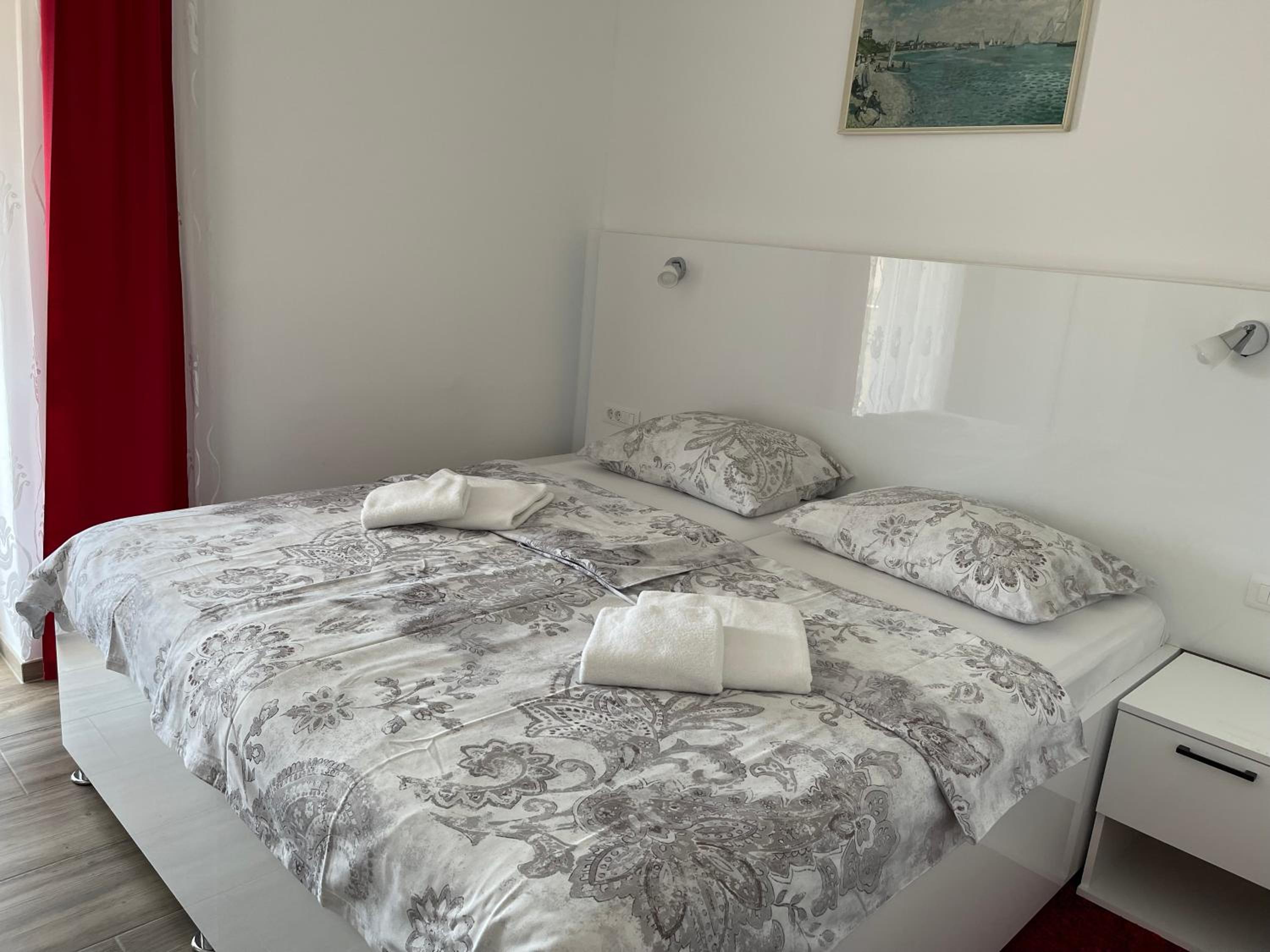 One-Bedroom Apartment photo 1