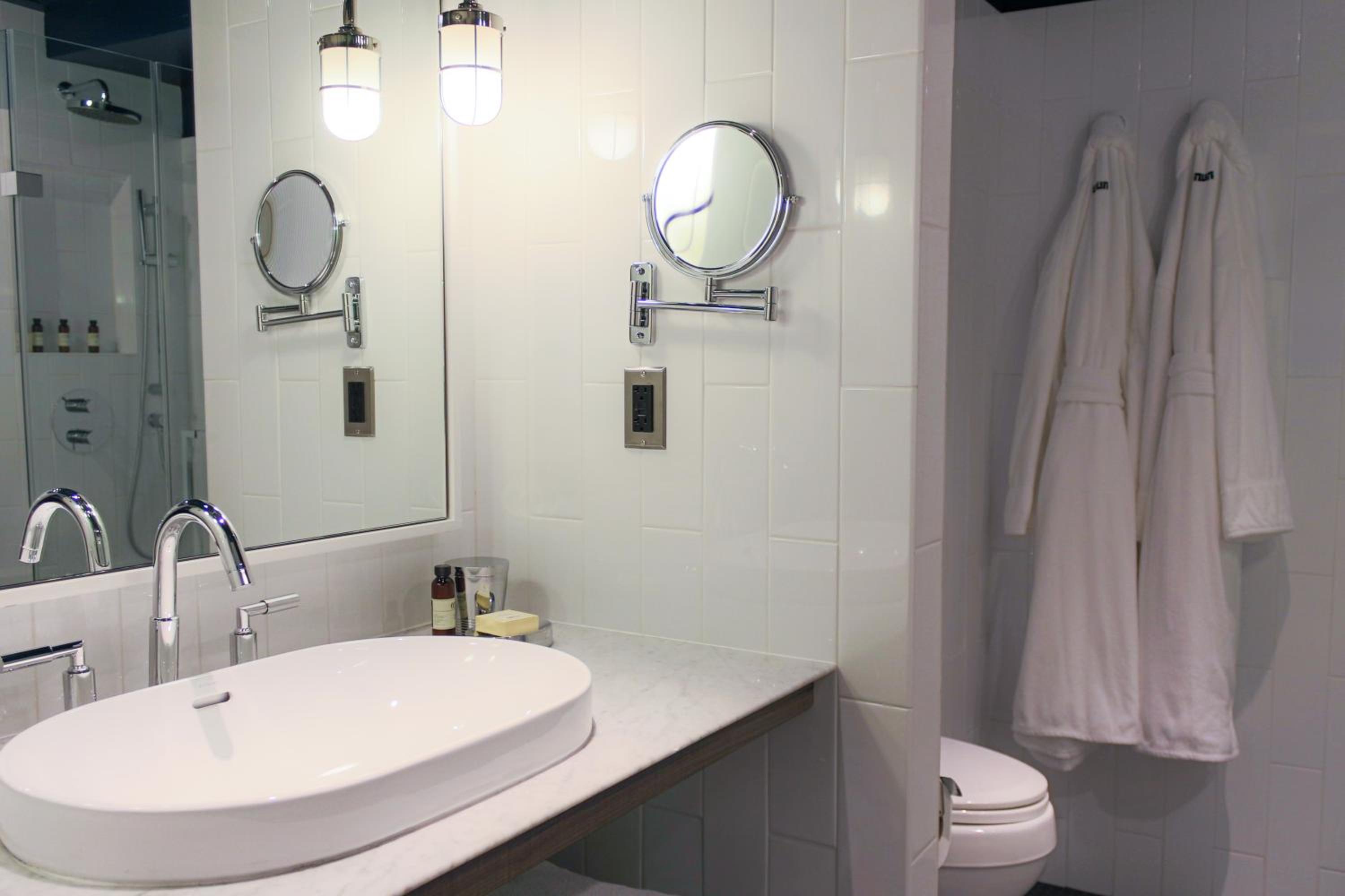 Double Room with Two Double Beds and Lake View - Photo 12