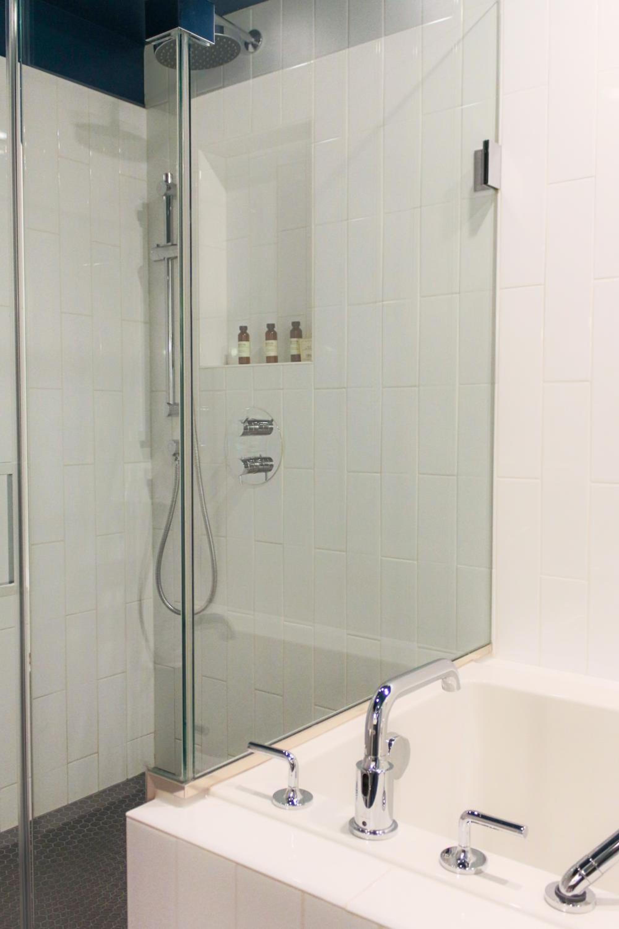 Double Room with Two Double Beds and Lake View - Photo 10