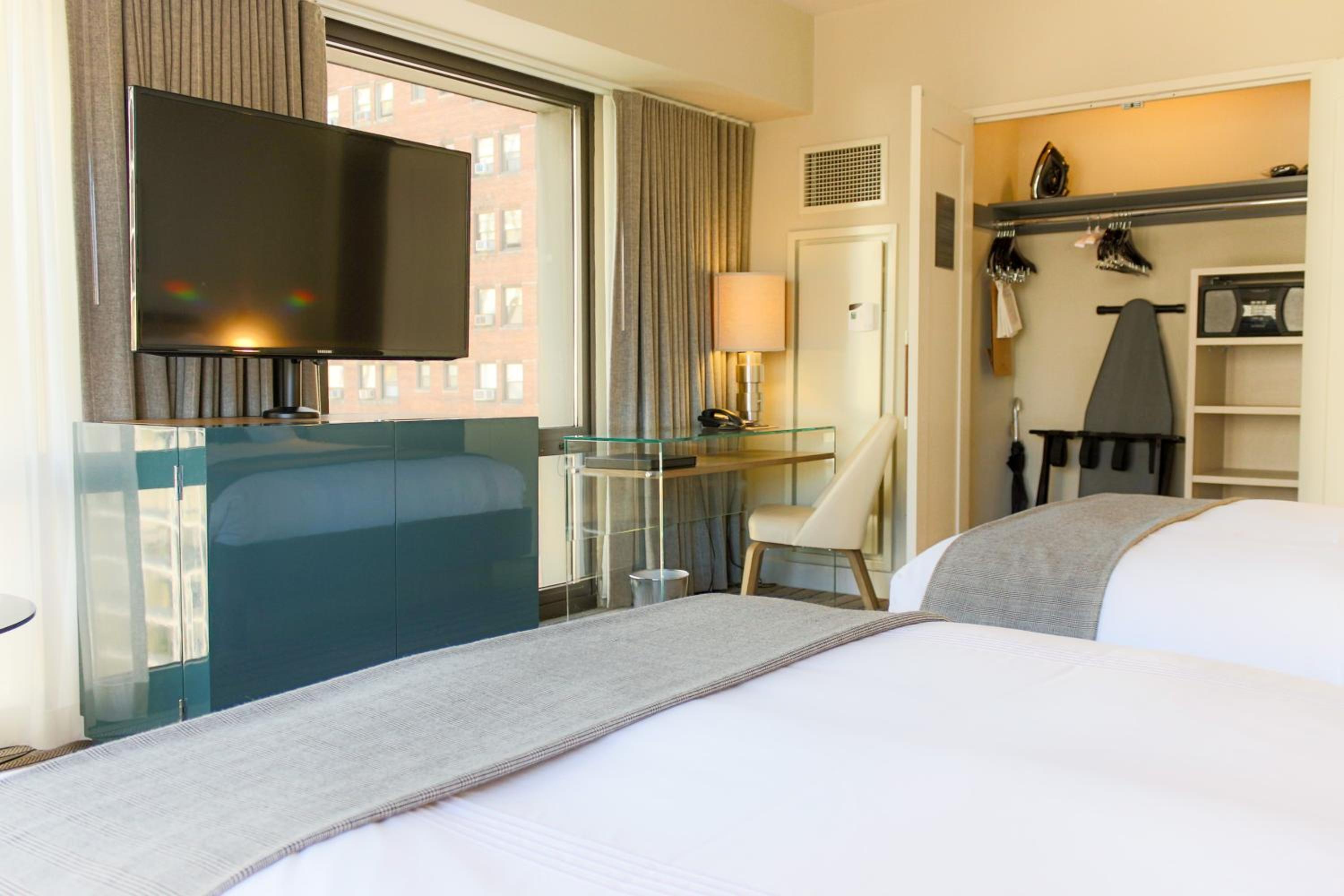 Double Room with Two Double Beds and Lake View - Photo 16