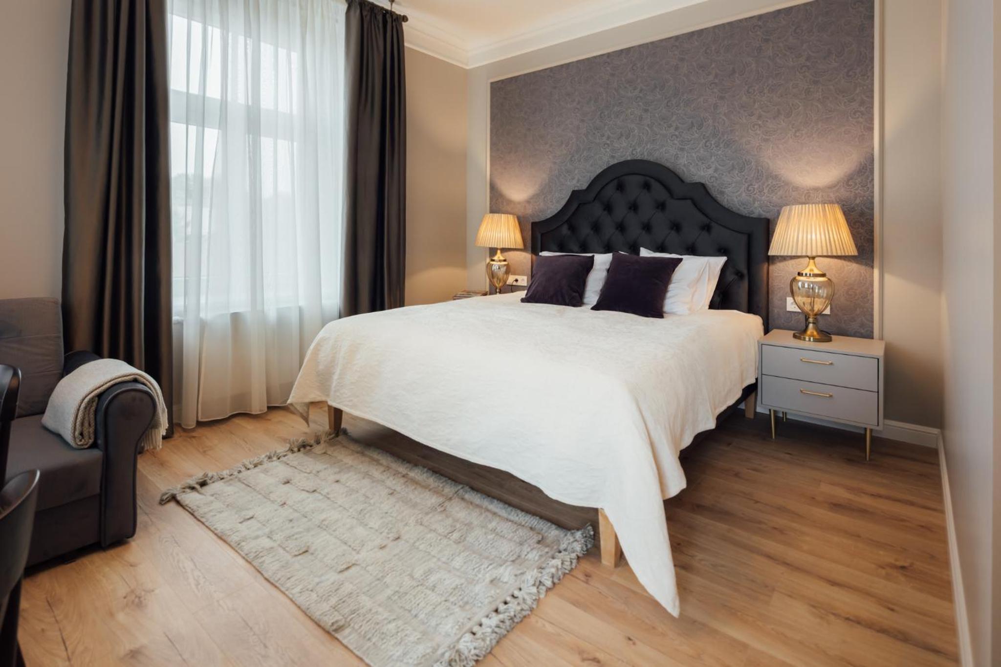 Executive Suite - Photo 6