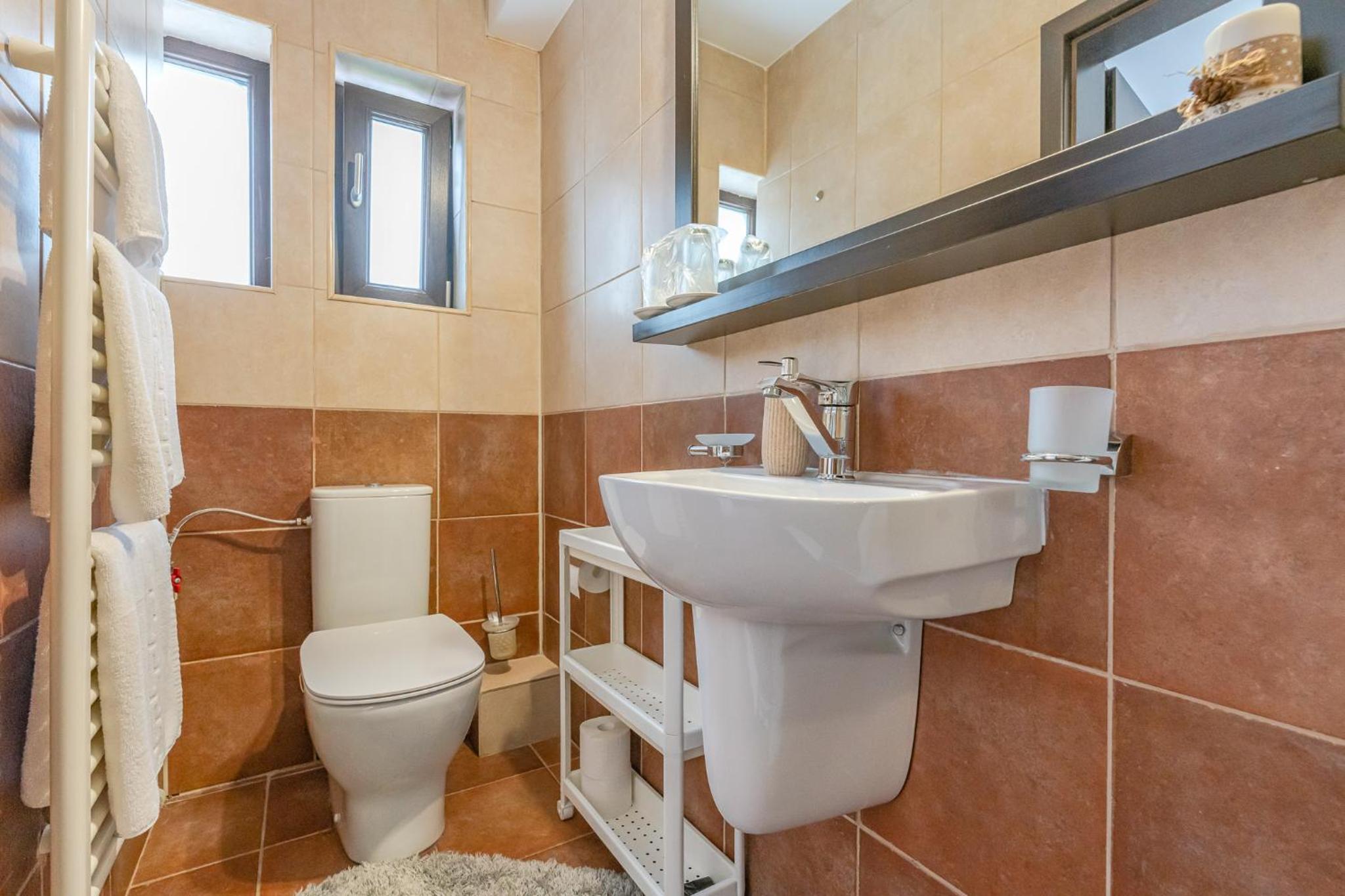 Double Room with Balcony - Photo 4