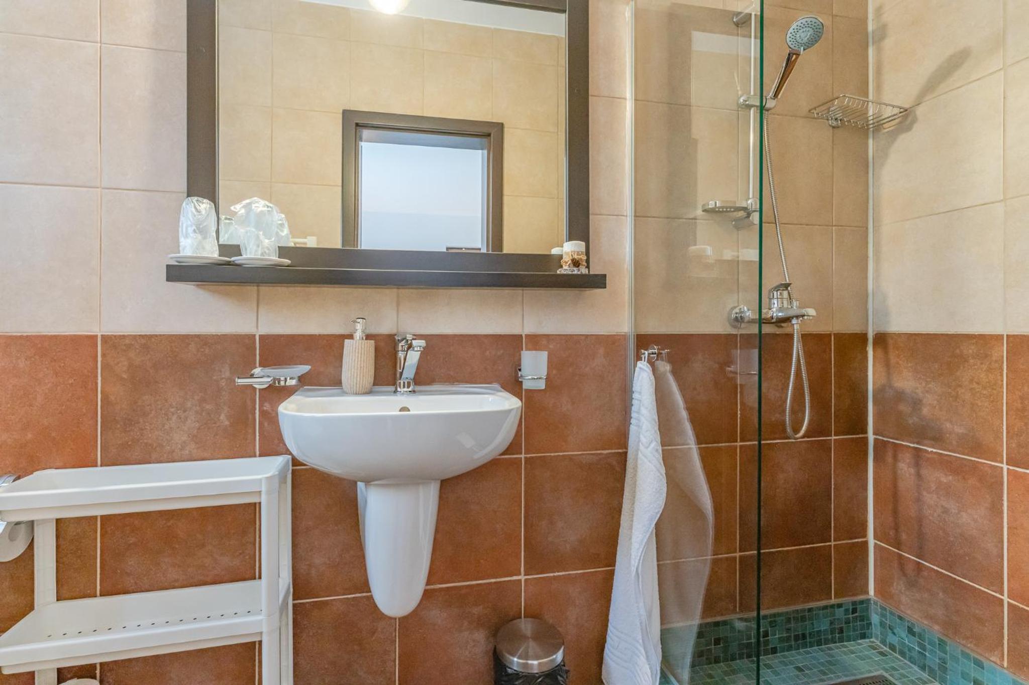 Double Room with Balcony - Photo 5