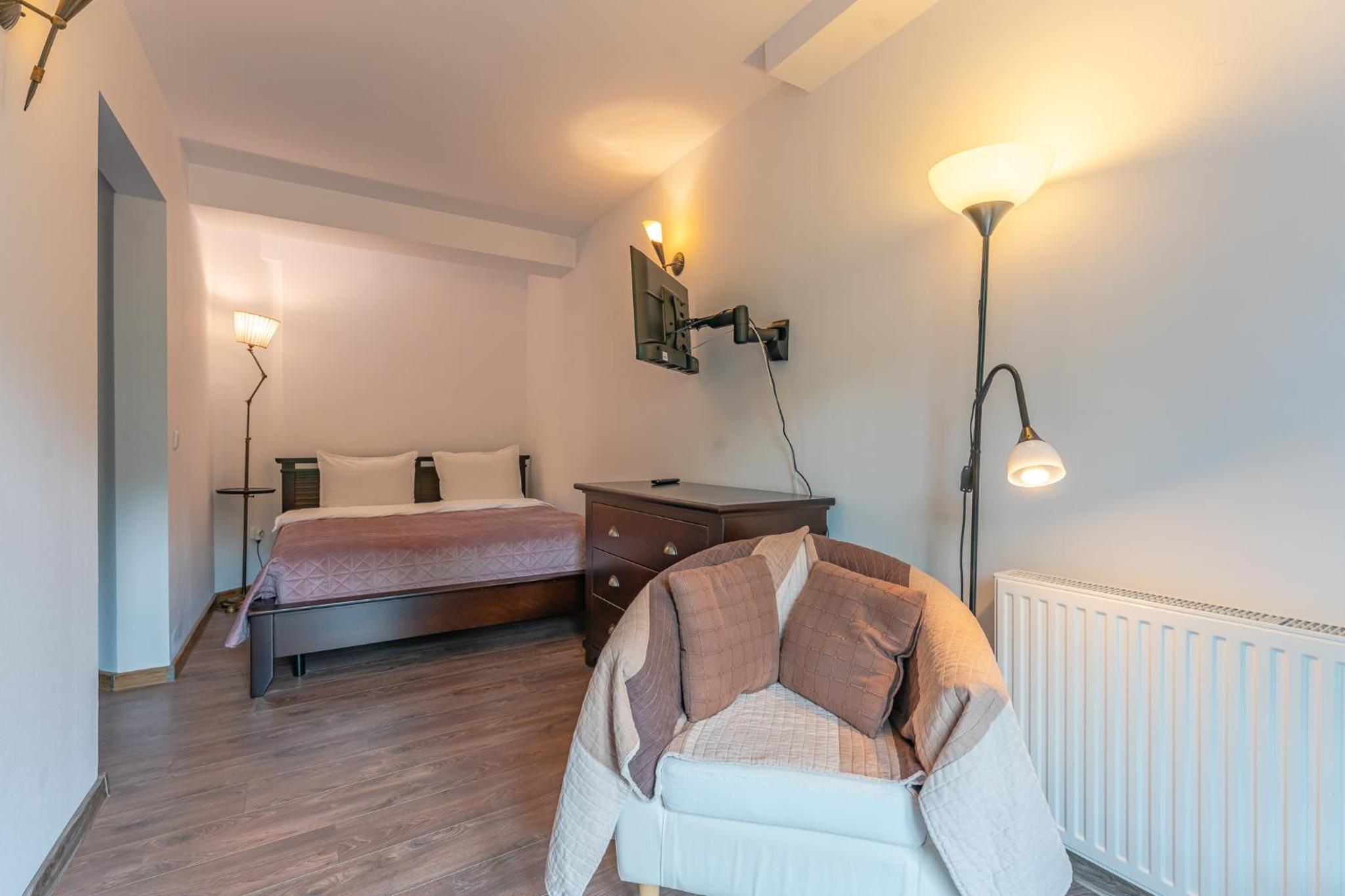 Double Room with Balcony - Photo 7