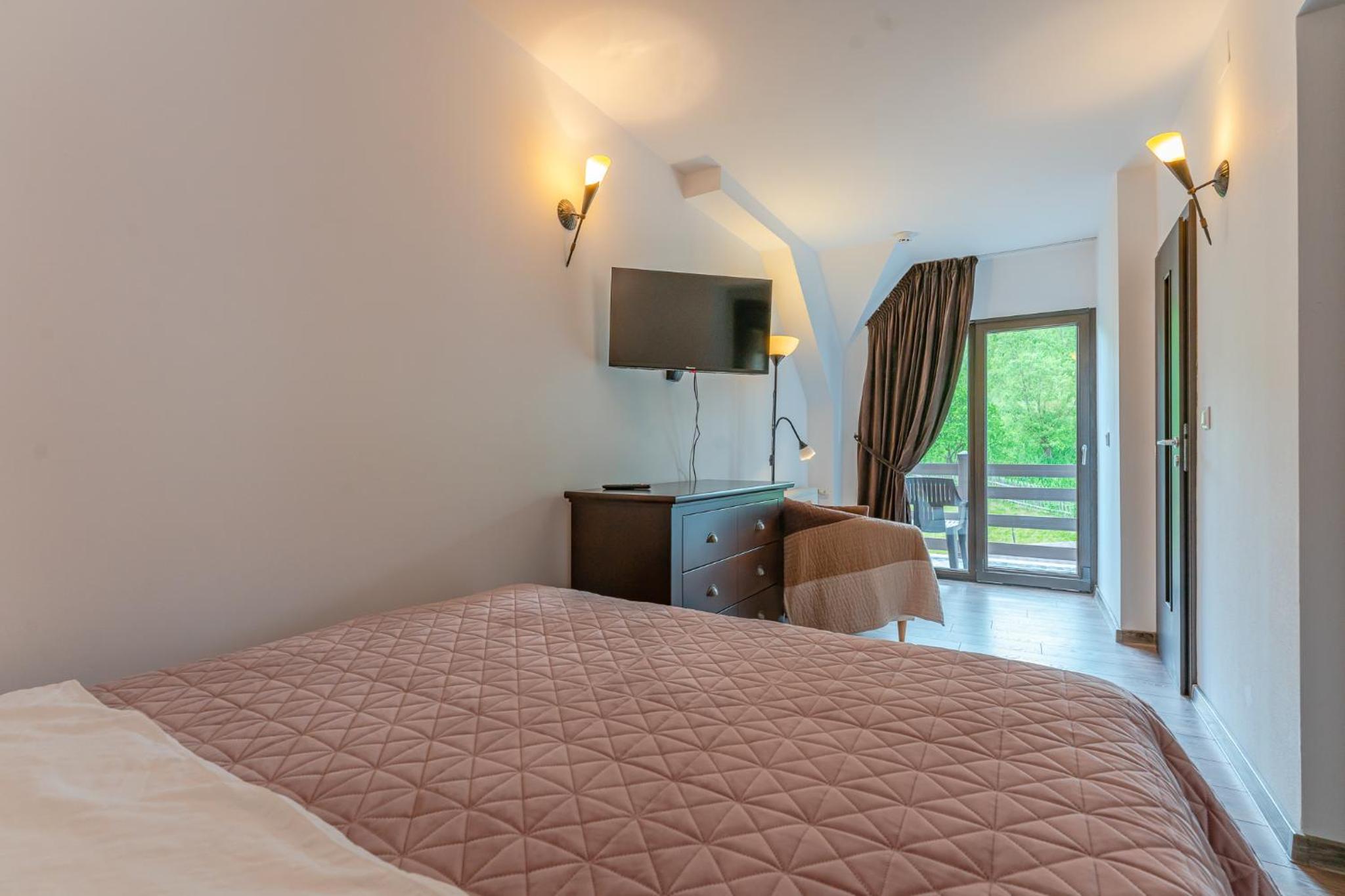 Double Room with Balcony - Photo 8