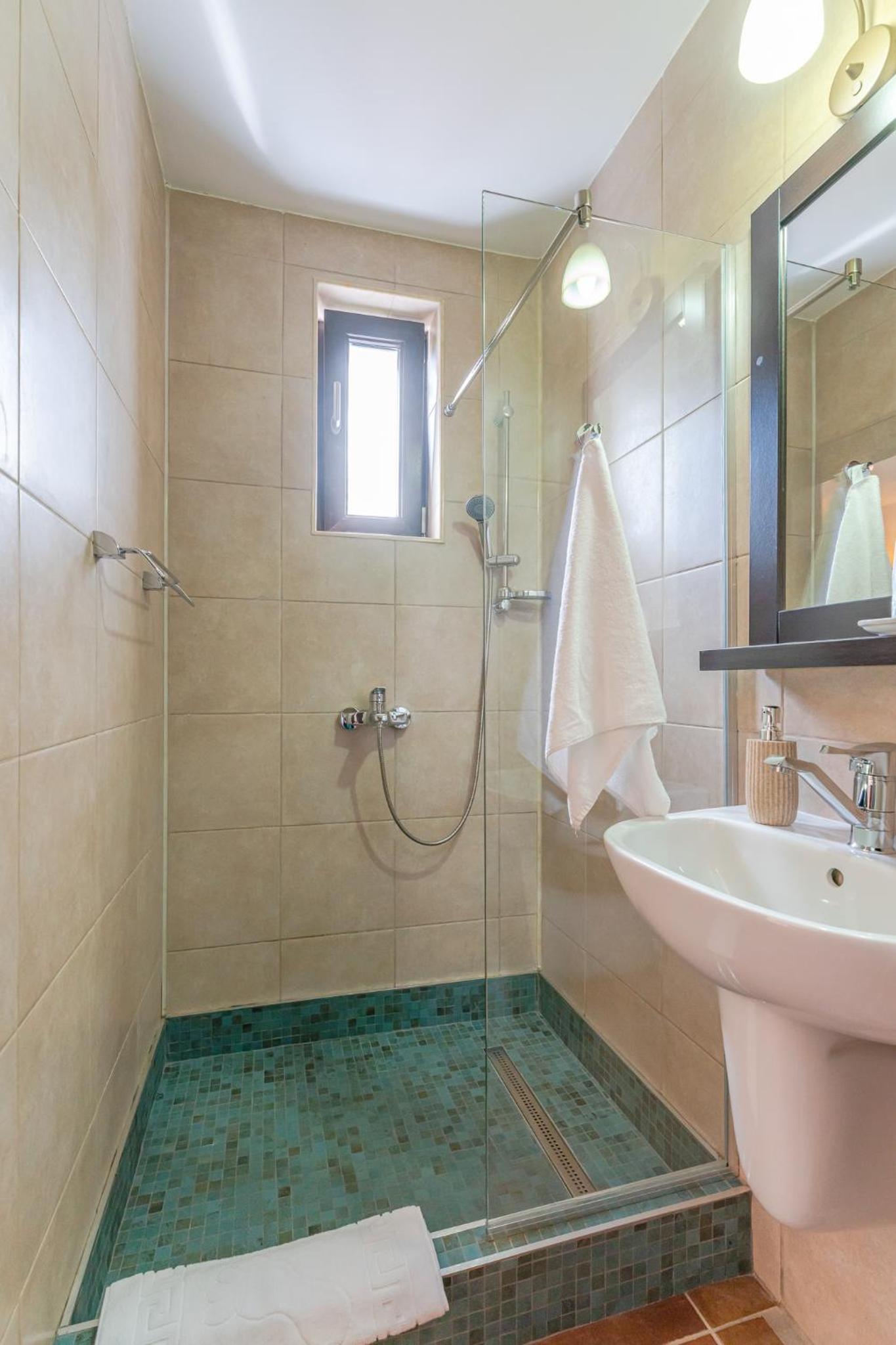 Double Room with Balcony - Photo 9