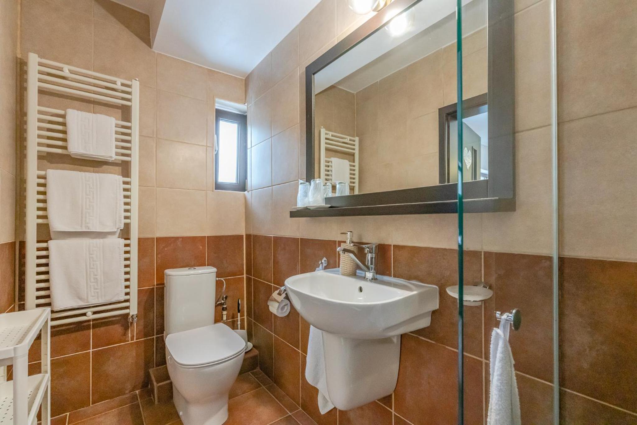 Deluxe Double Room with Balcony - Photo 4