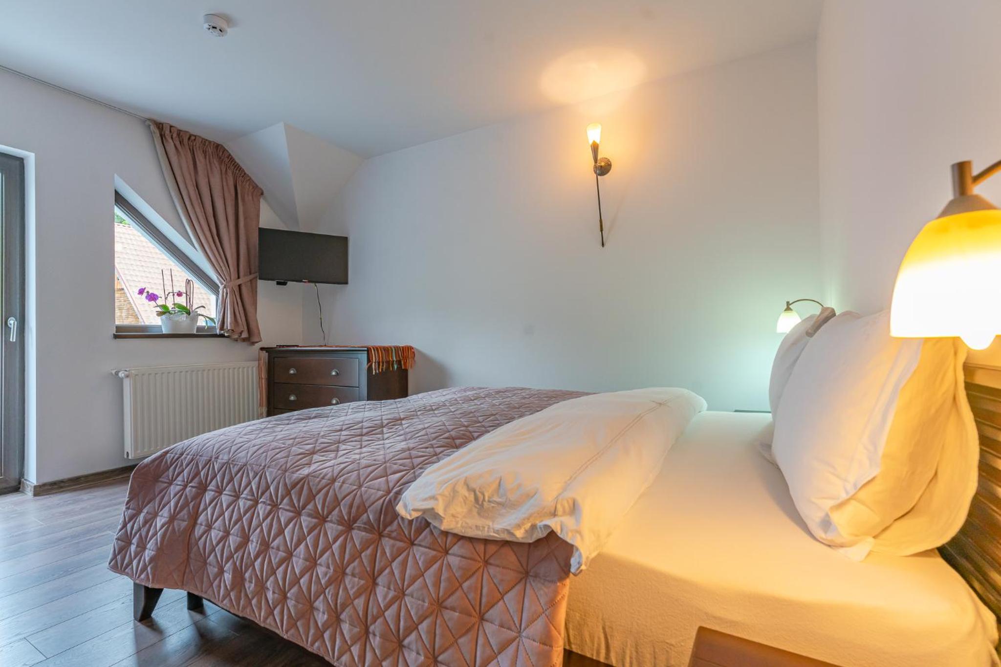 Double Room with Balcony - Photo 12