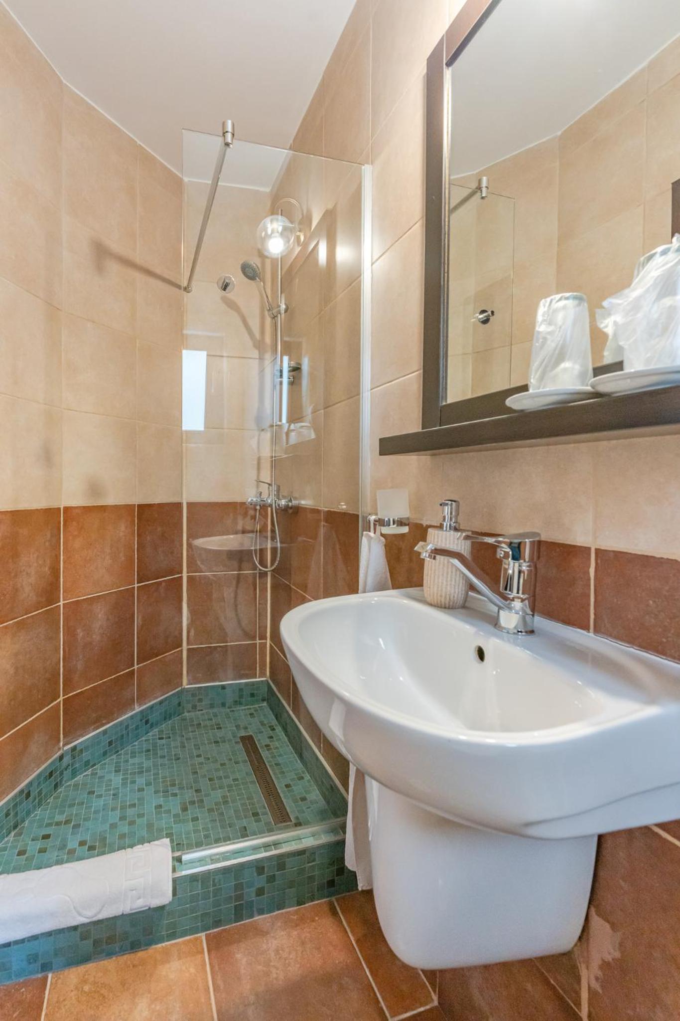 Double Room with Balcony - Photo 13