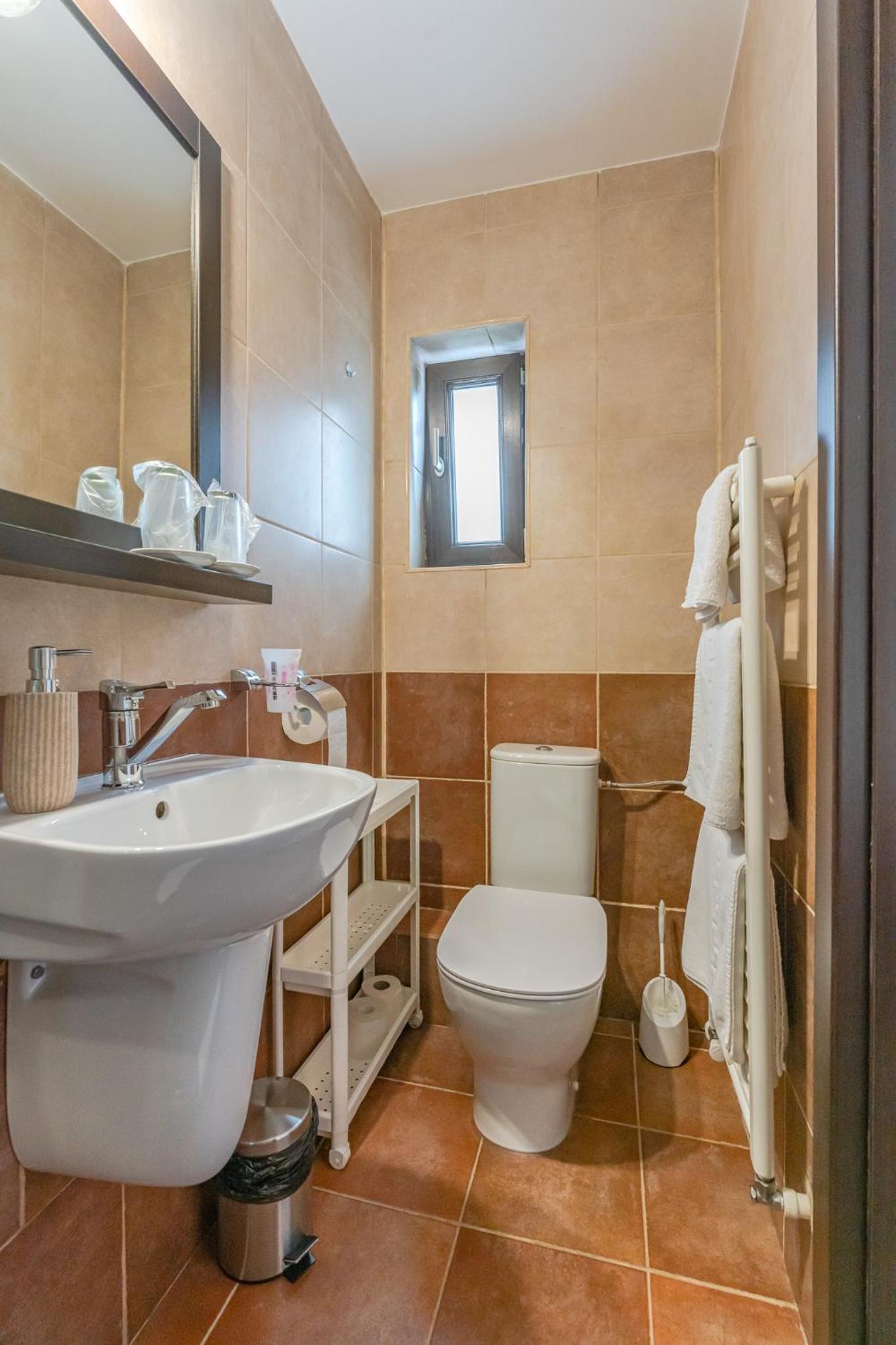 Double Room with Balcony - Photo 14
