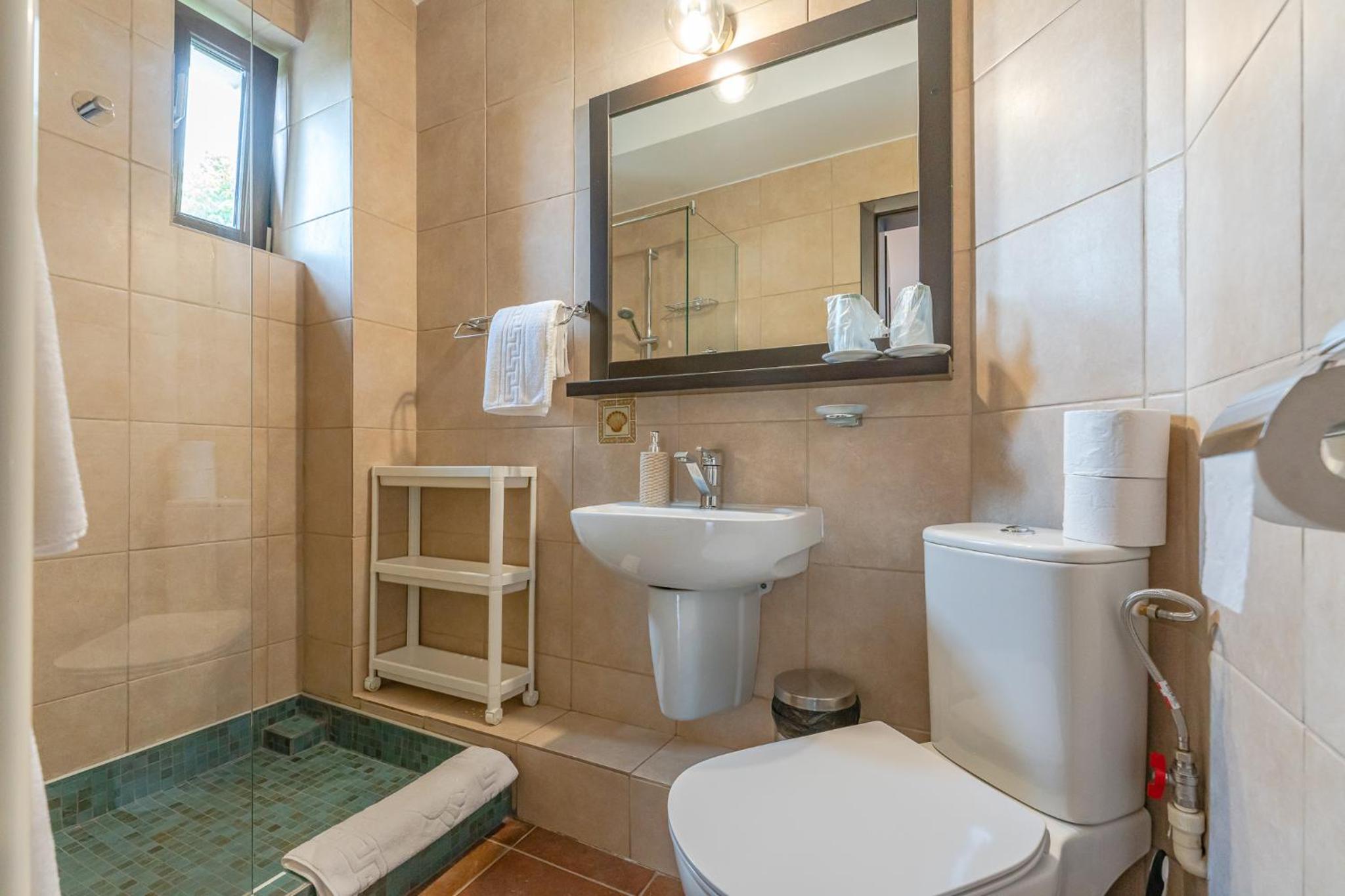 Double Room with Balcony - Photo 18