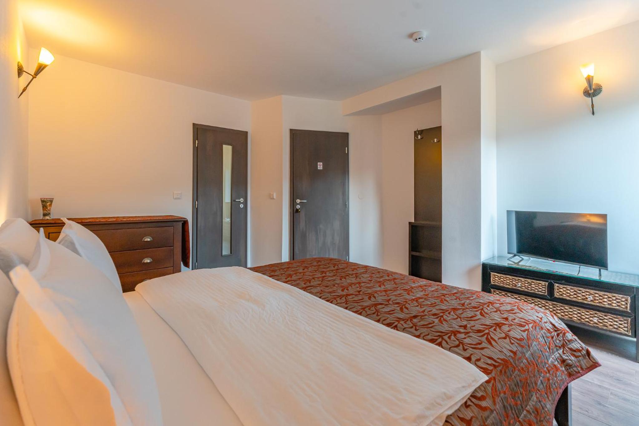 Double Room with Balcony - Photo 17