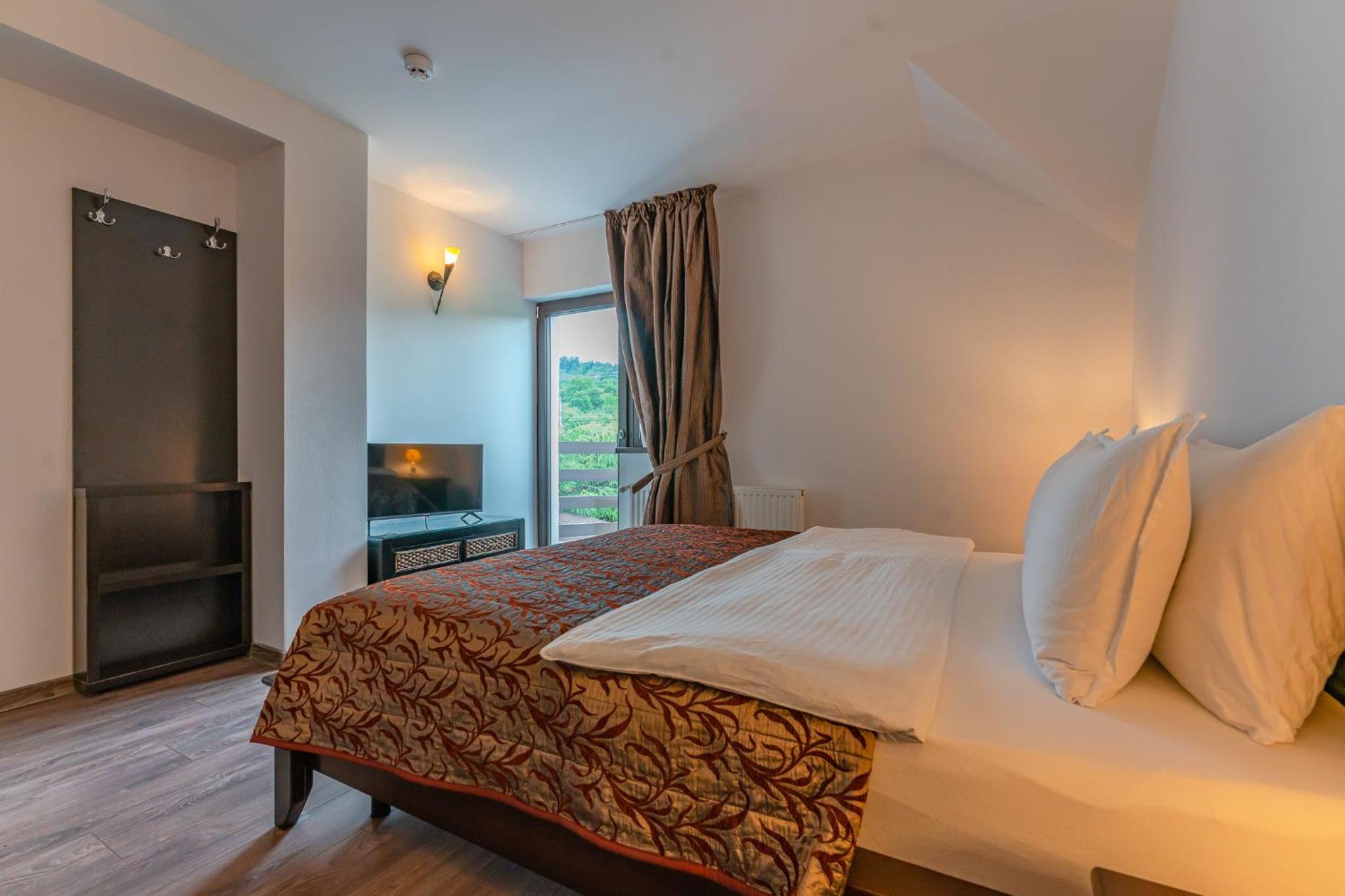 Double Room with Balcony - Photo 16