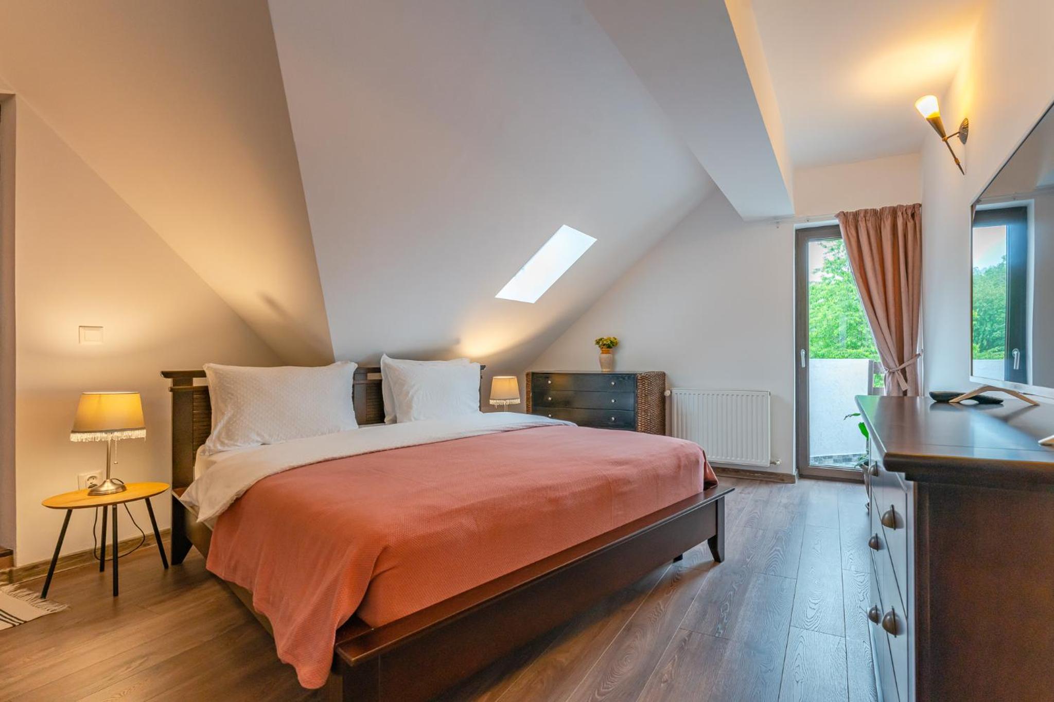 Deluxe Double Room with Balcony - Photo 6
