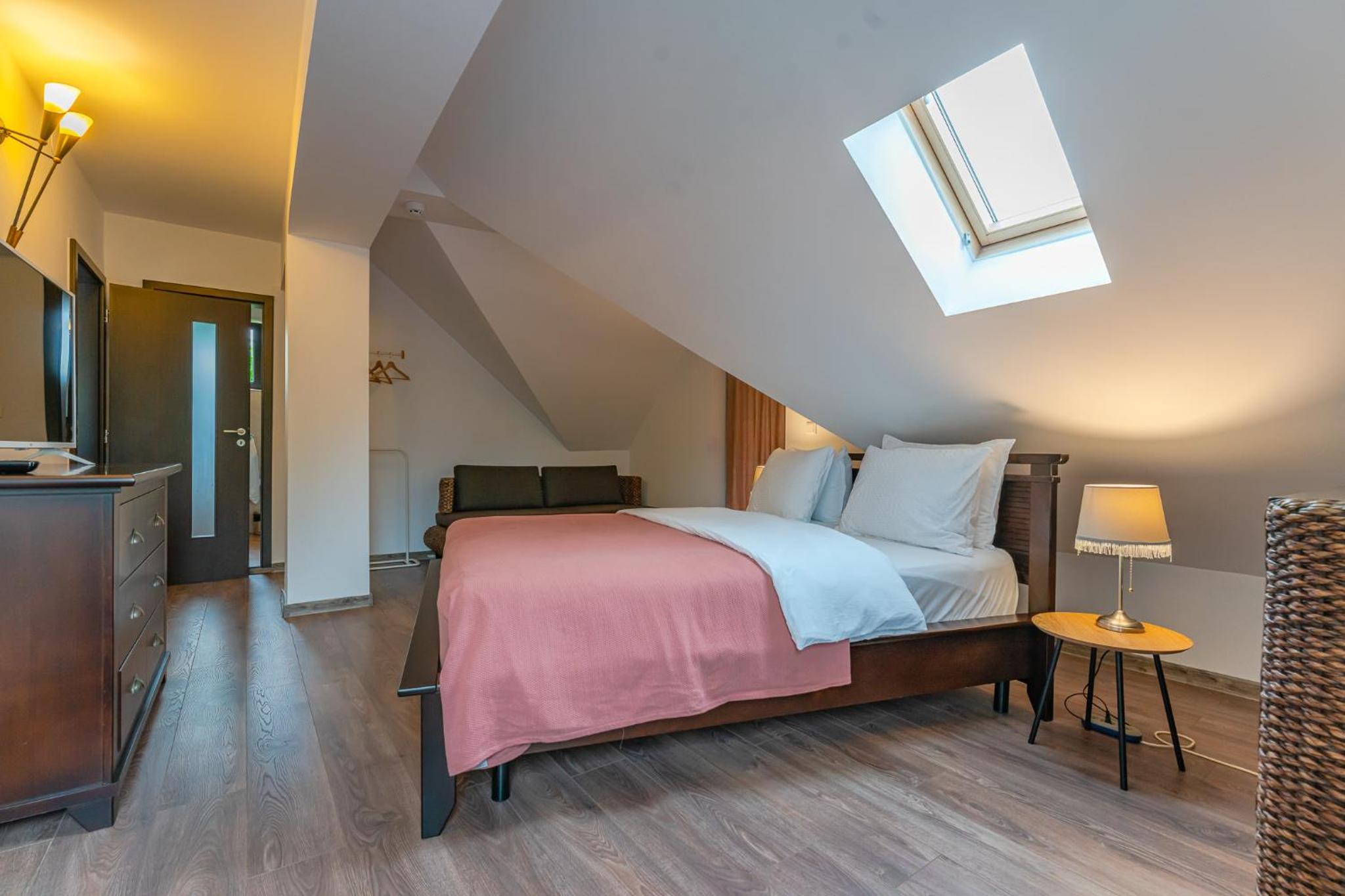 Deluxe Double Room with Balcony - Photo 8