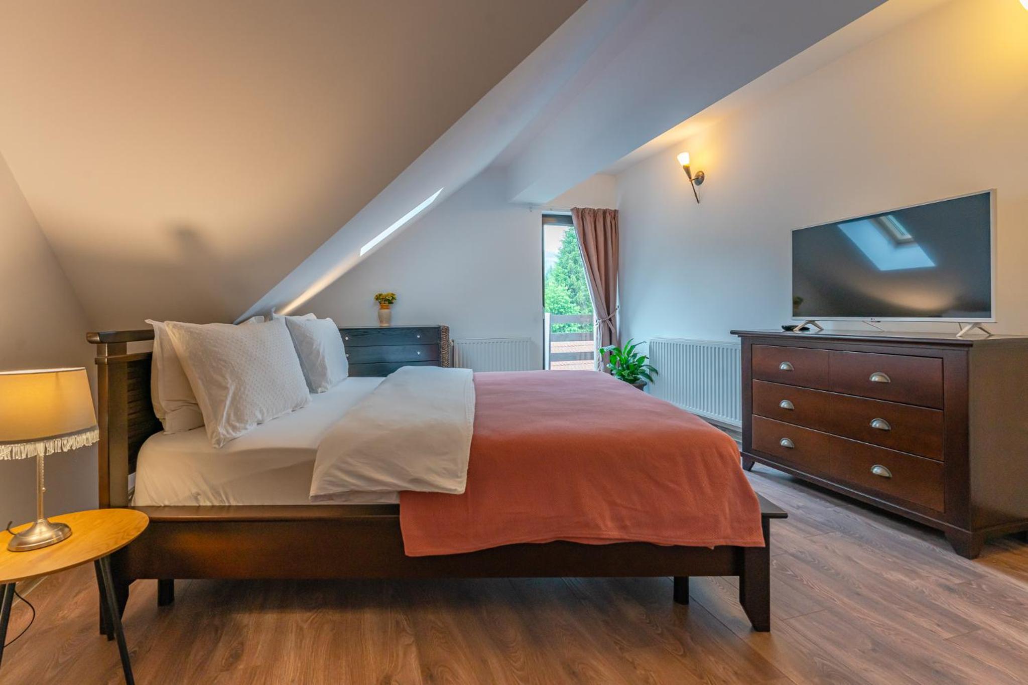 Deluxe Double Room with Balcony - Photo 7