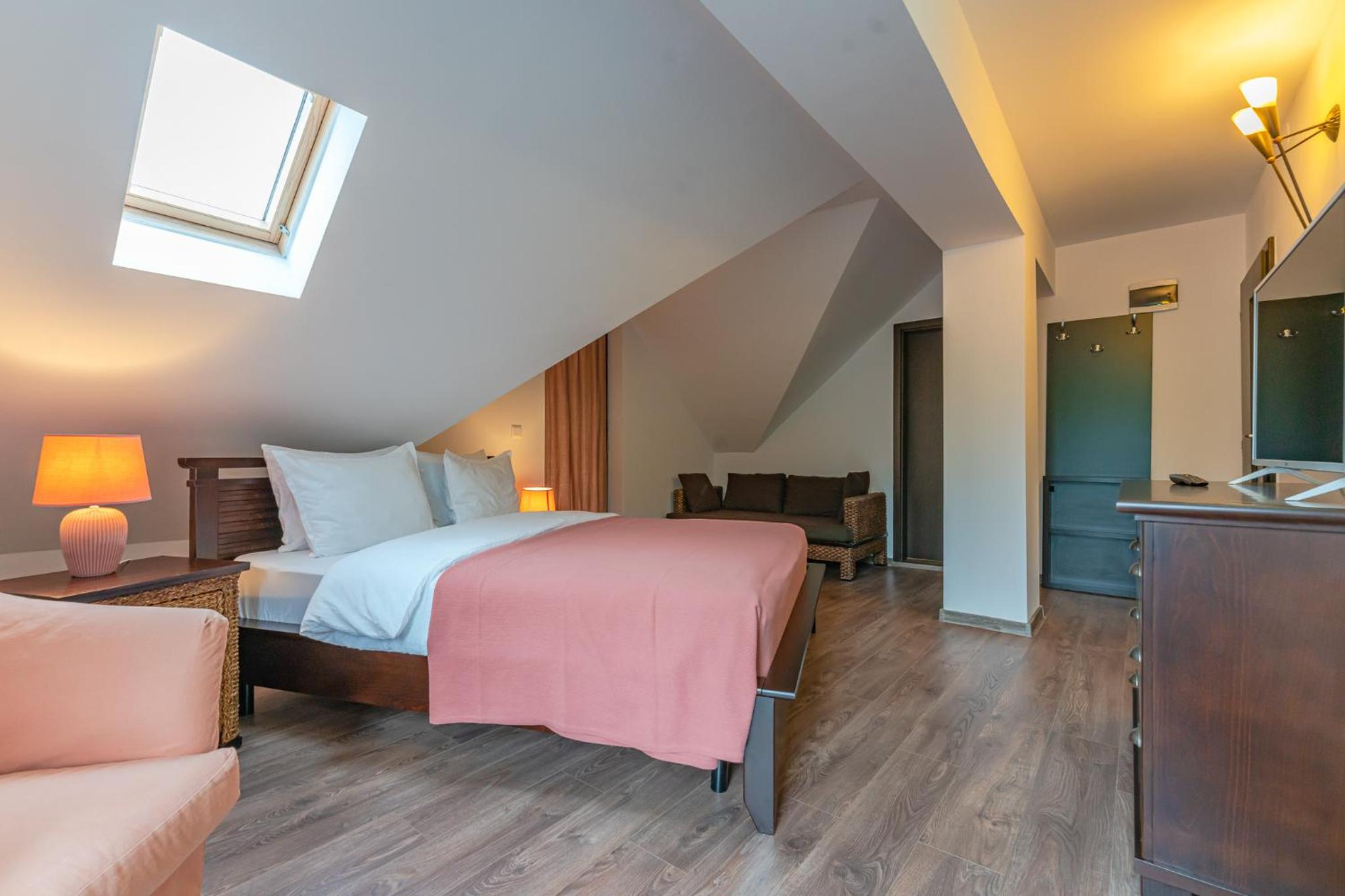 Deluxe Double Room with Balcony - Photo 16