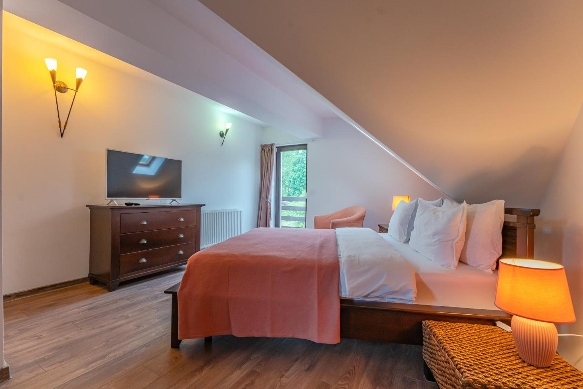Deluxe Double Room with Balcony - Photo 15