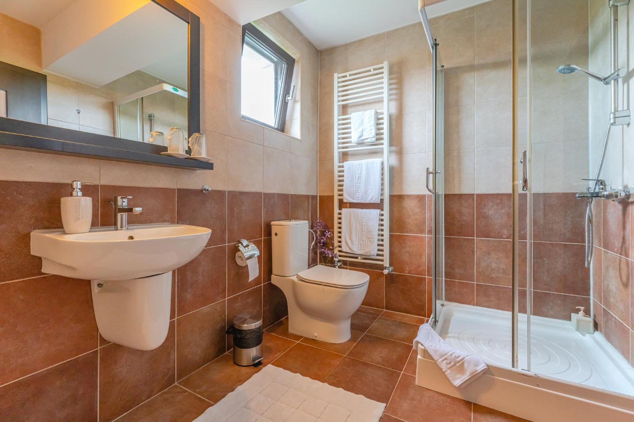 Deluxe Double Room with Balcony - Photo 10