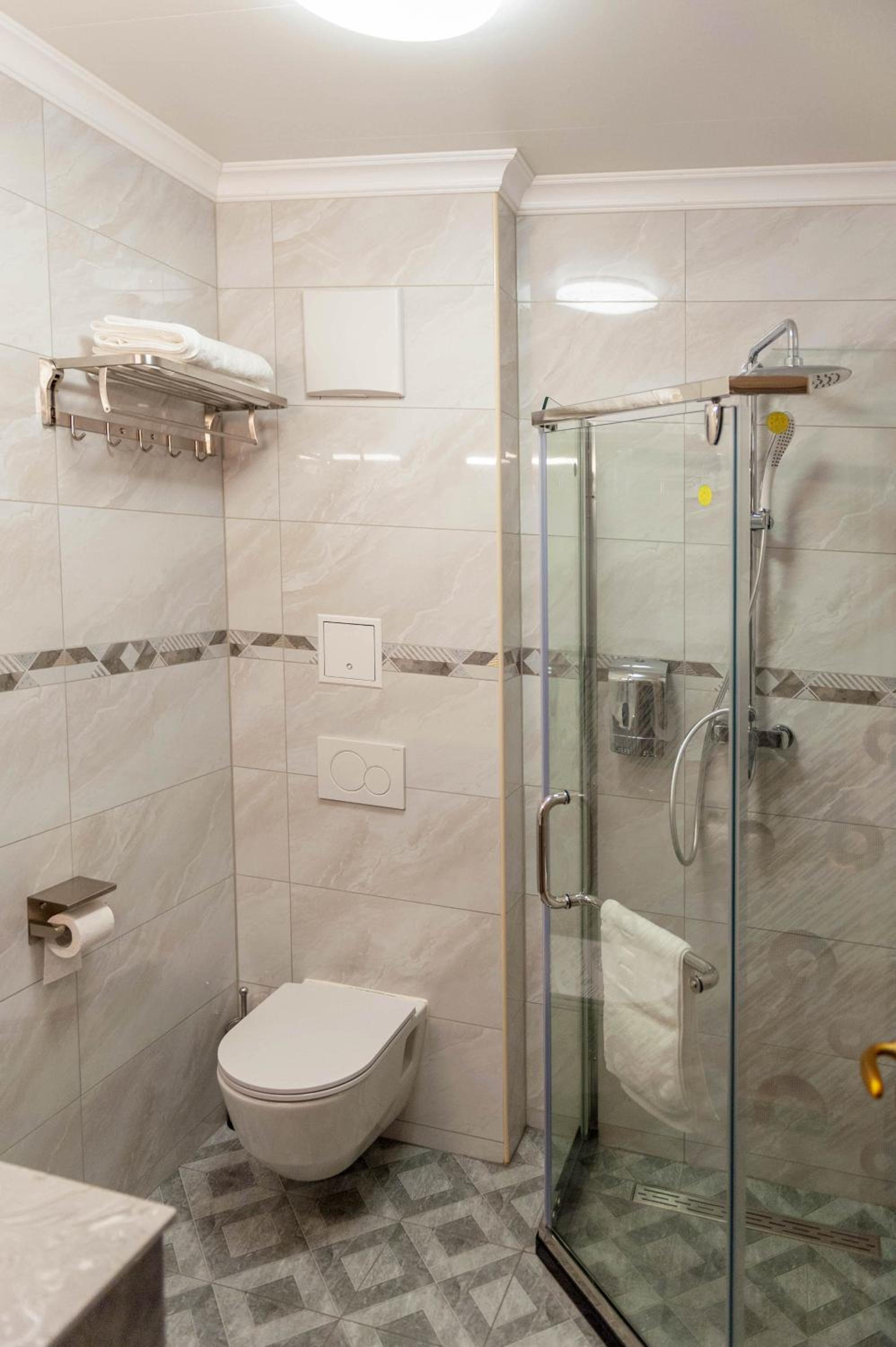 Deluxe Double Room with Shower - Photo 4